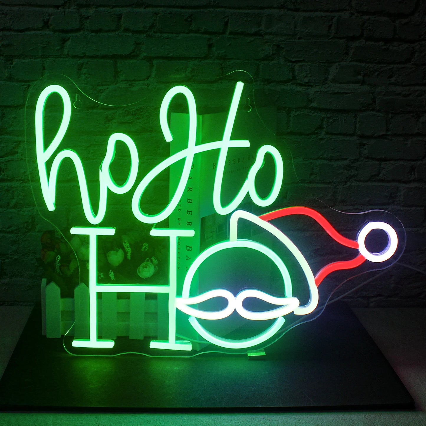 Een levendig LED-neonbord met de tekst "Merry Christmas" in een elegant, vloeiend lettertype.