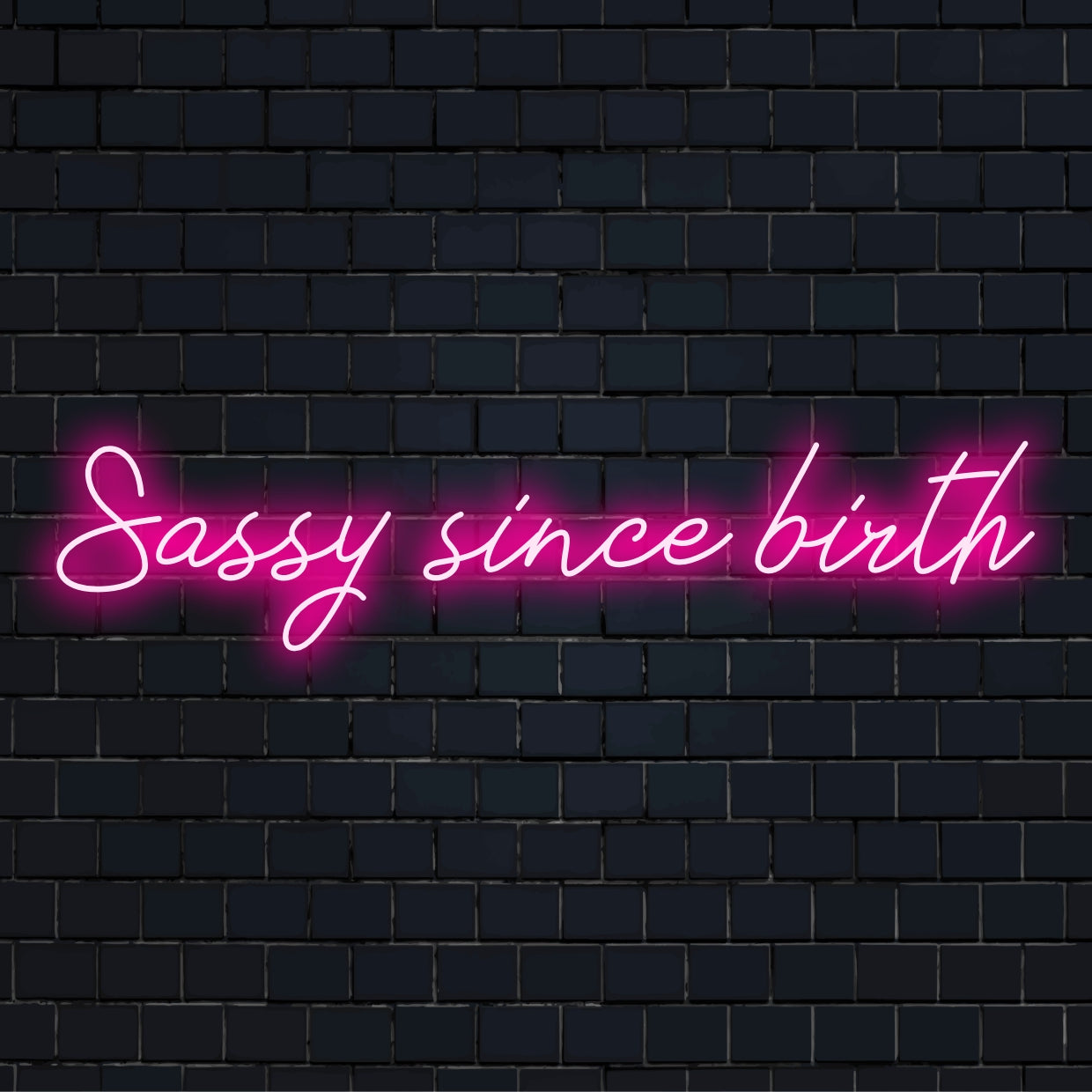Verlicht, op maat gemaakt LED-neonbord met de tekst 'Sassy Since Birth'; een levendige toets van gepersonaliseerde neongloed.