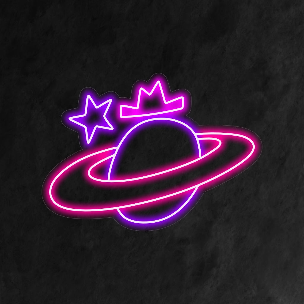 "Saturnus met Ster en Kroon Neon Sign" is een artistieke en hemelse toevoeging aan je interieur. Een neonlamp die de elementen van Saturnus, sterren en een kroon combineert voor een boeiend ontwerp.