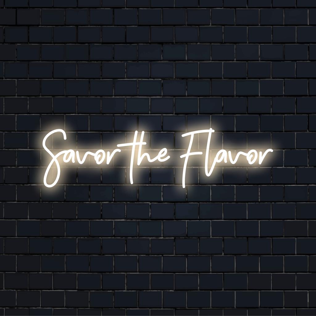 Het gloeiende Savor The Flavor LED-neonbord is perfect voor een moderne inrichting en combineert trendy esthetiek met sfeervolle verlichting.