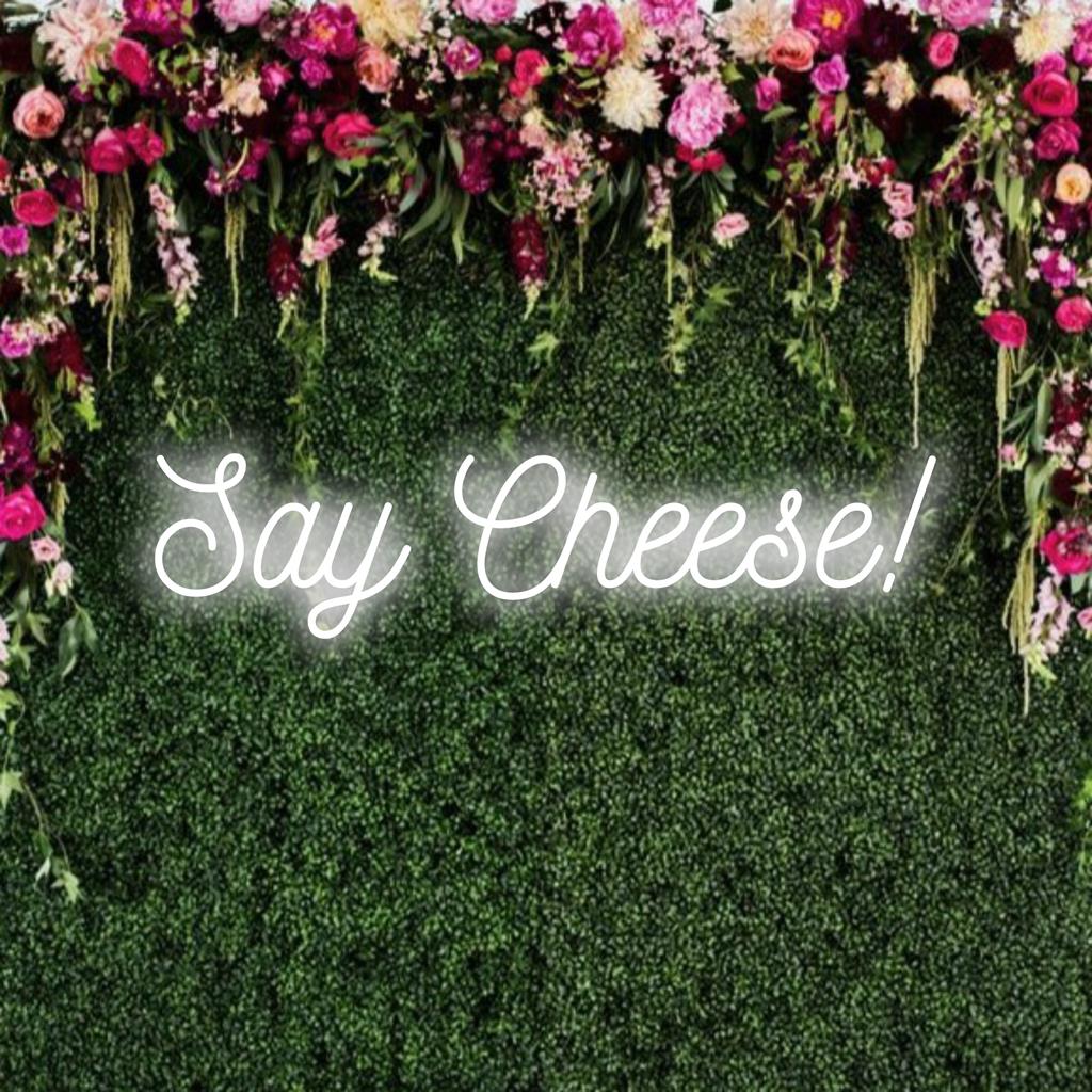 LED-neonreclame met de tekst 'Say Cheese!'. Perfect om elke ruimte op te vrolijken met gepersonaliseerde neonaccenten en een eigen design.