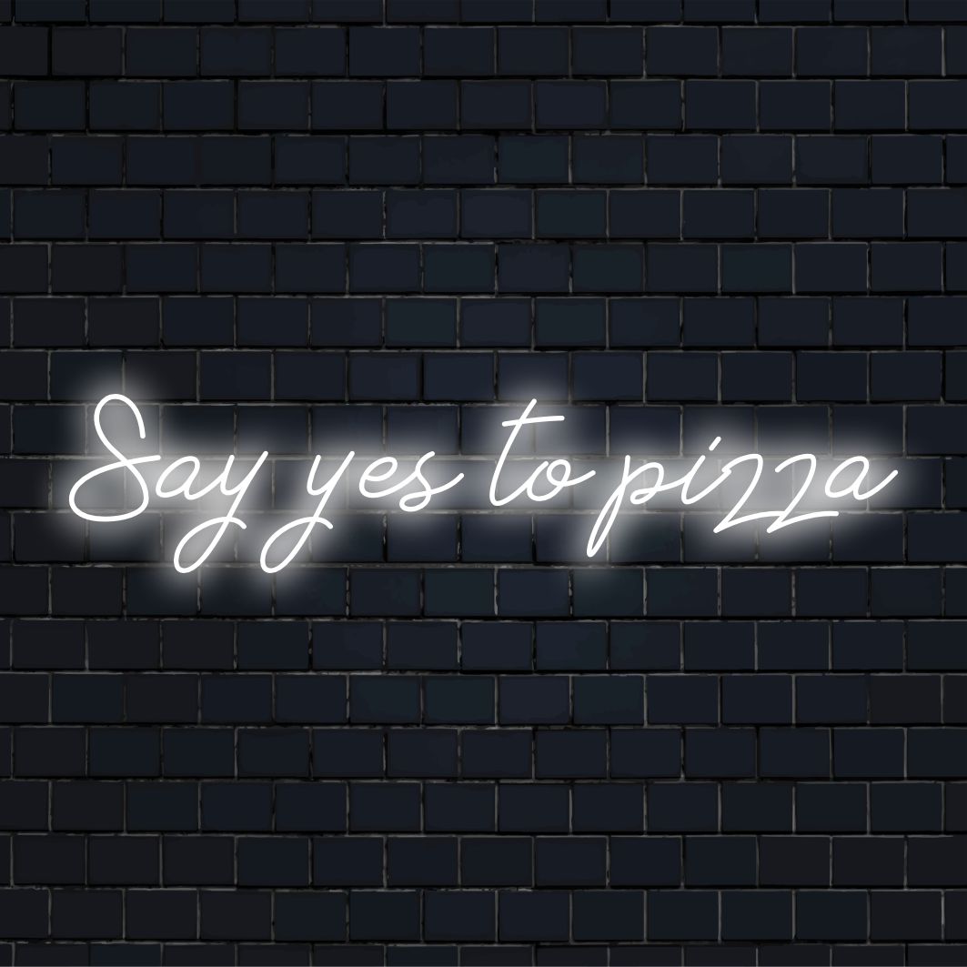 Een op maat gemaakt LED-neonbord met de tekst Say Yes To Pizza, de ideale neonverlichting voor pizzaliefhebbers en liefhebbers van leuke wandkunst.