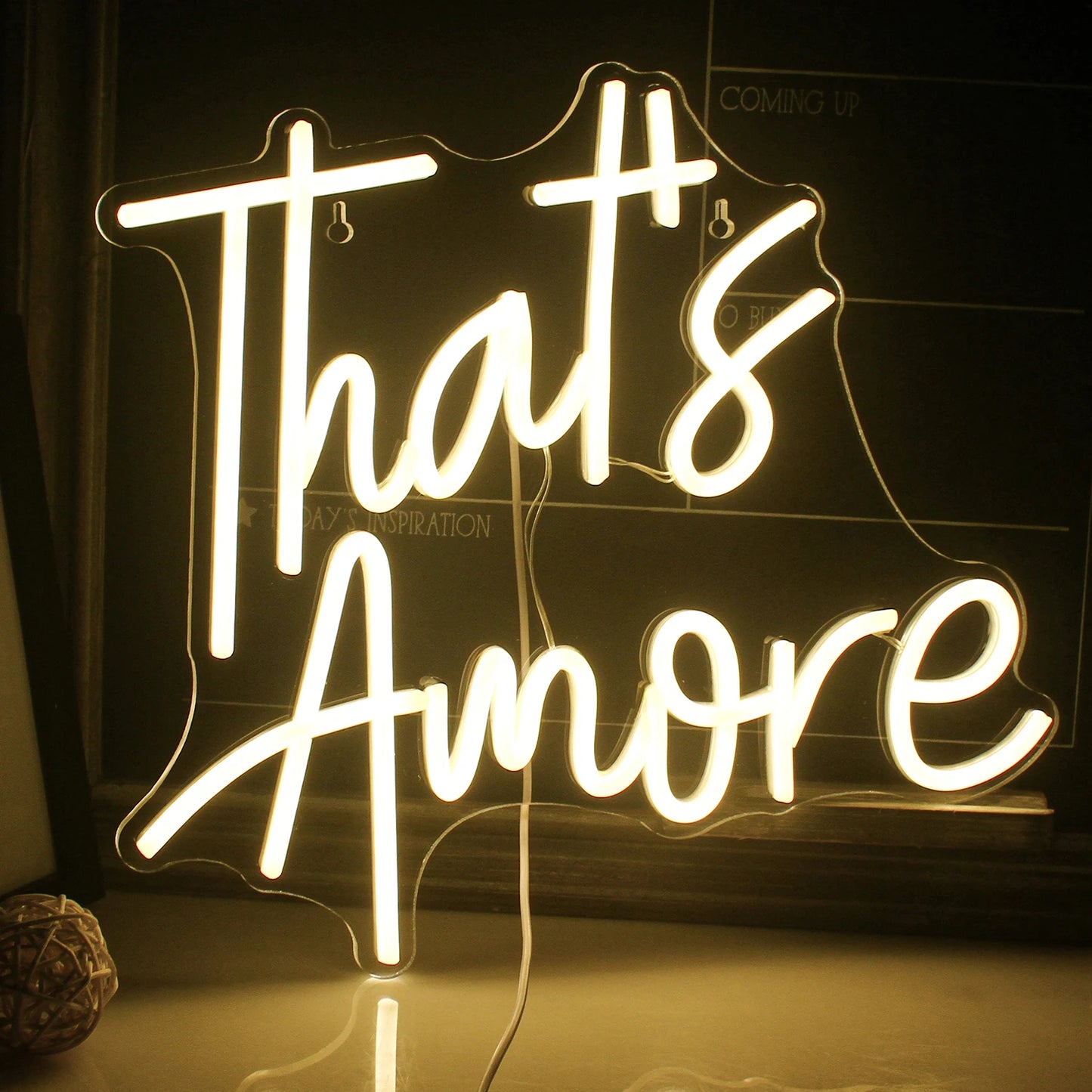 Een levendig, handgemaakt LED-neonbord met het woord "Amore" in elegante, cursieve letters.