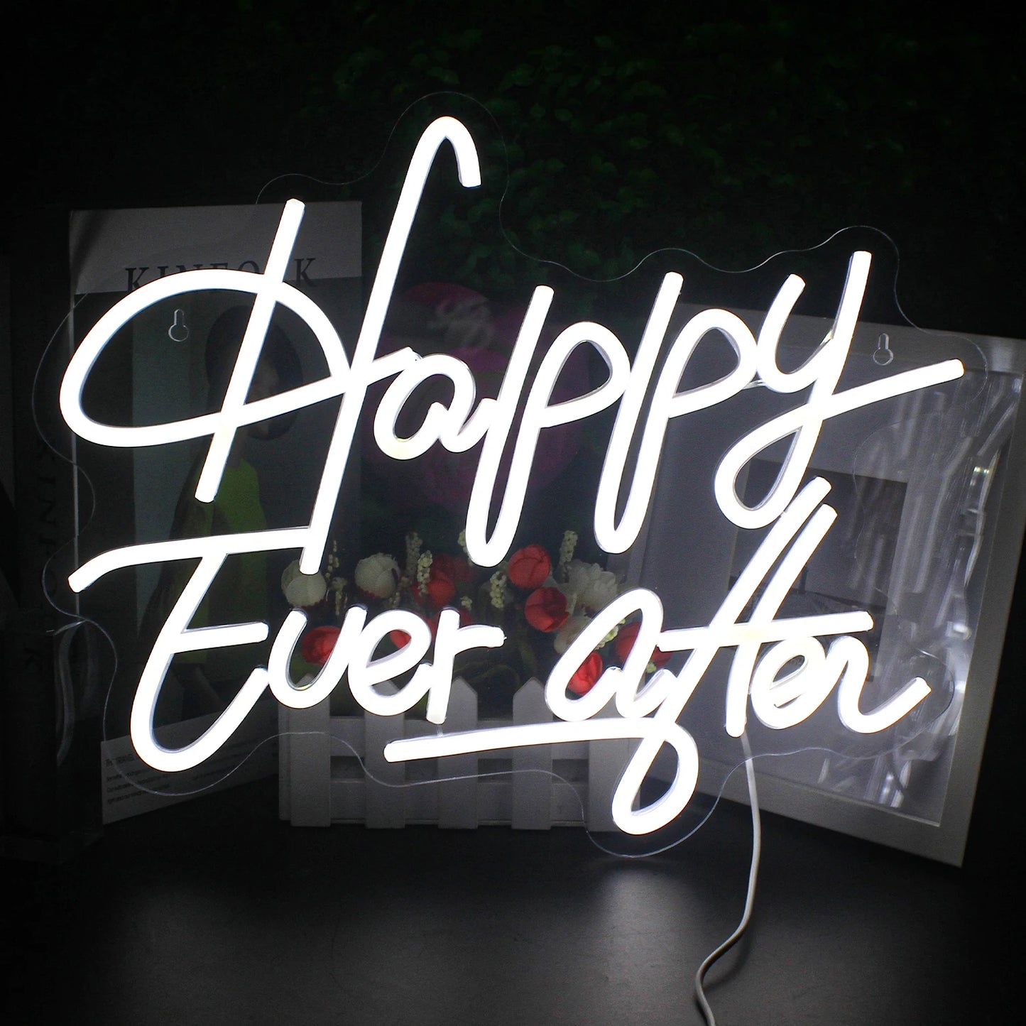 Een opvallend LED-neonbord toont de tekst "Happy Ever After" in elegante, cursieve letters.