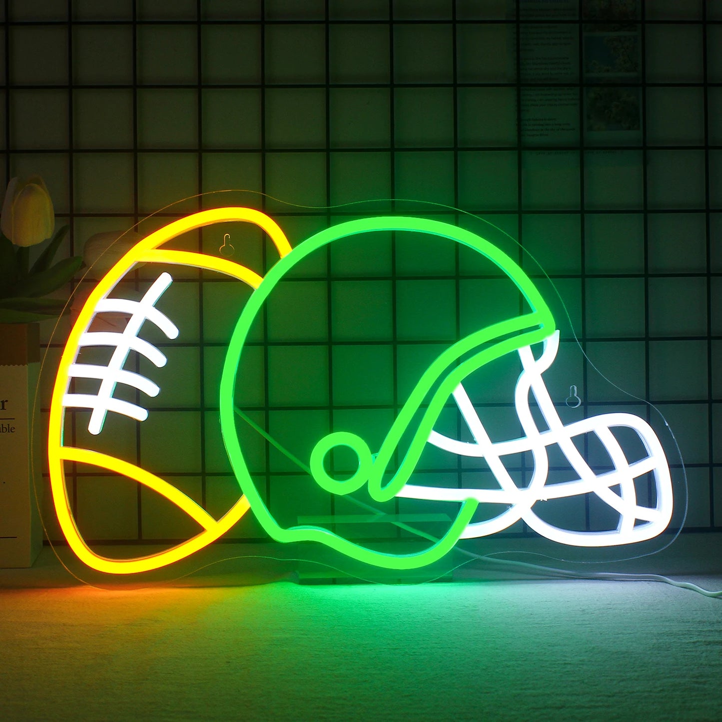 Op de afbeelding staat een opvallend LED-neonbord in de vorm van een rugbyhelm.
