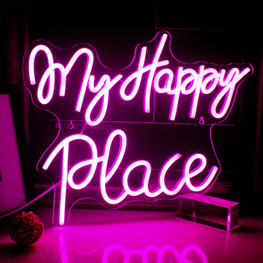 Een levendig "My Happy Place" LED-neonbord hangt prominent op de muur en werpt een warm en uitnodigend licht.