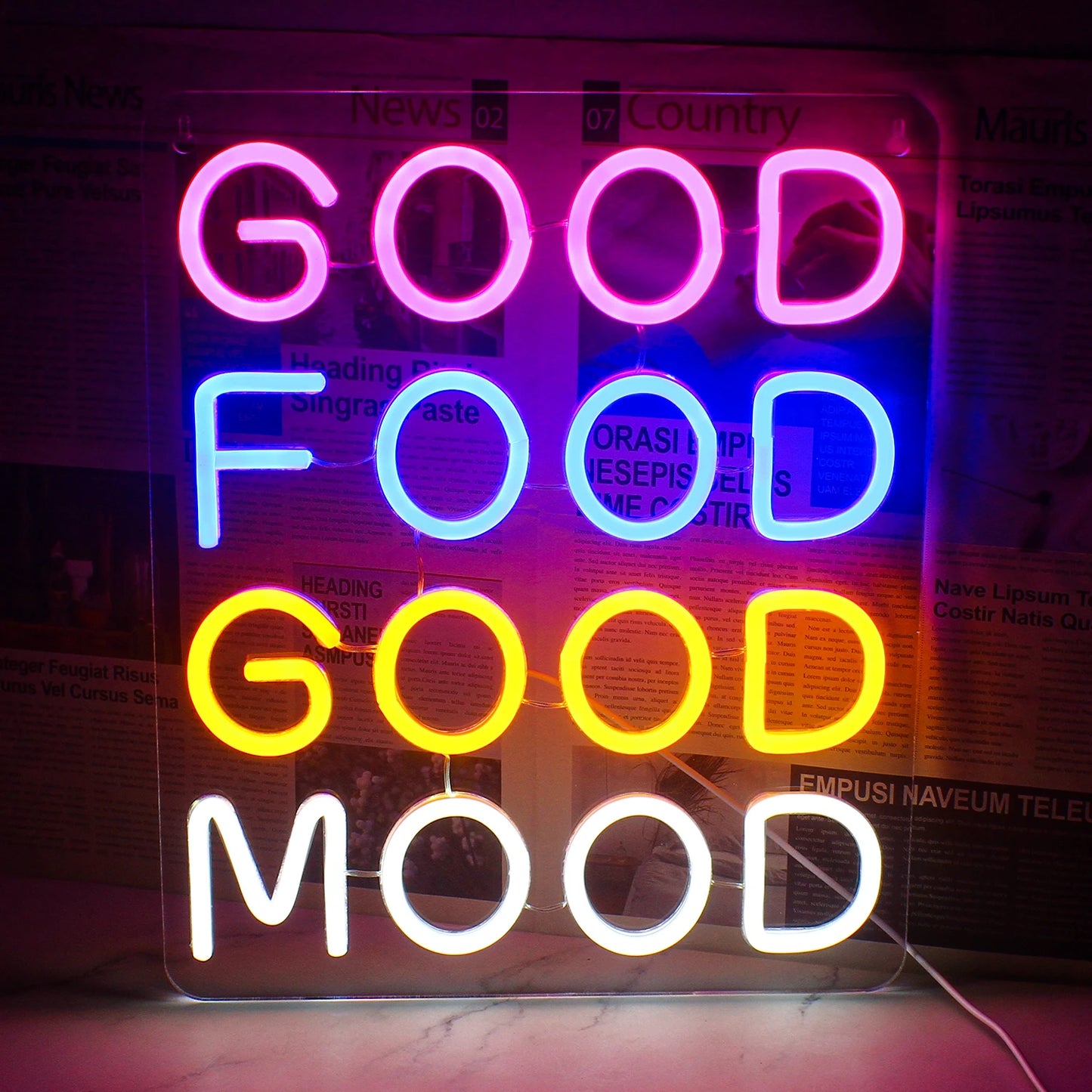 Een levendig LED-neonbord met de tekst "Good Food Good Mood" in een speels, cursief lettertype.