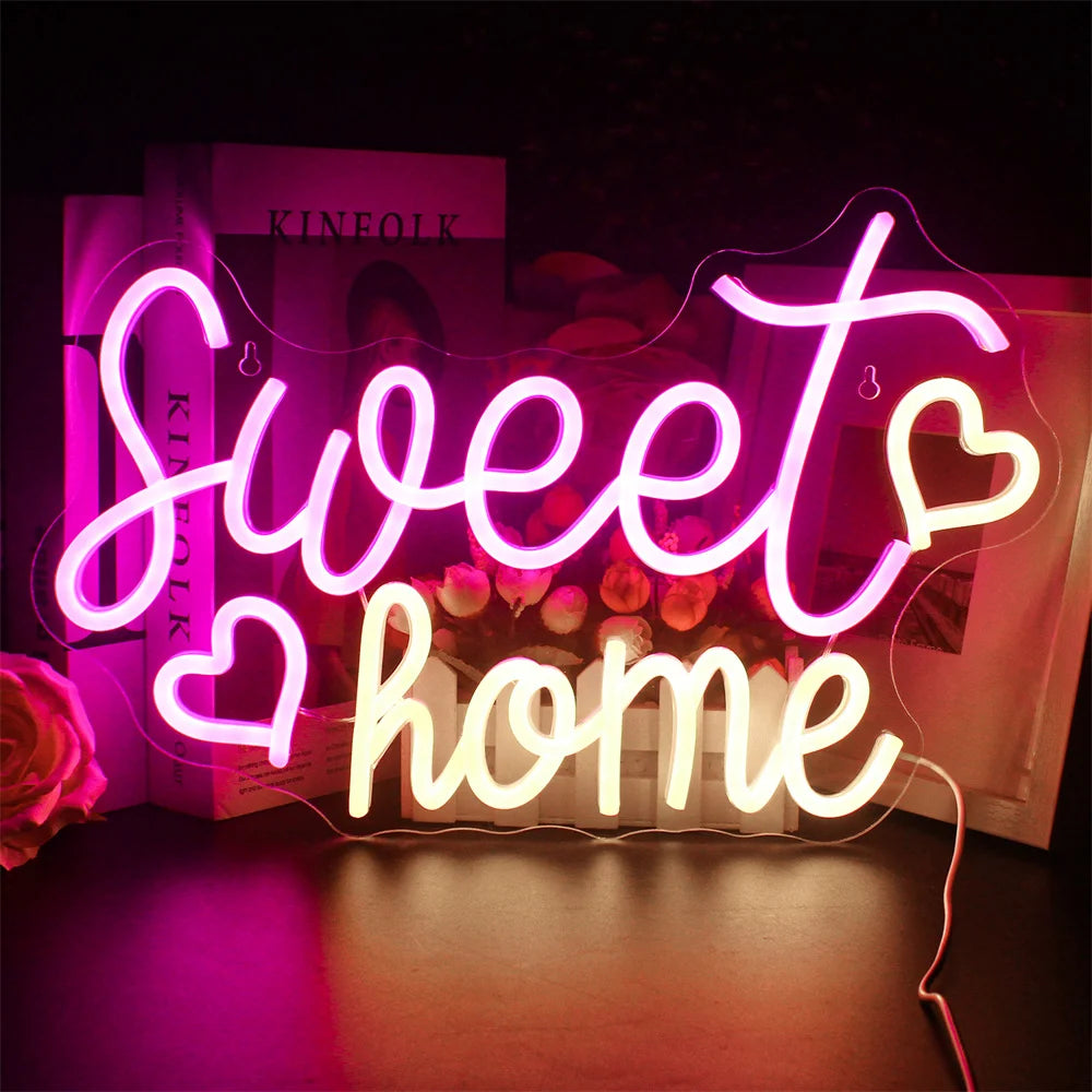 Op de afbeelding staat een opvallend, handgemaakt LED-neonbord met de tekst "Sweet Home" in een stijlvol, cursief schrift.