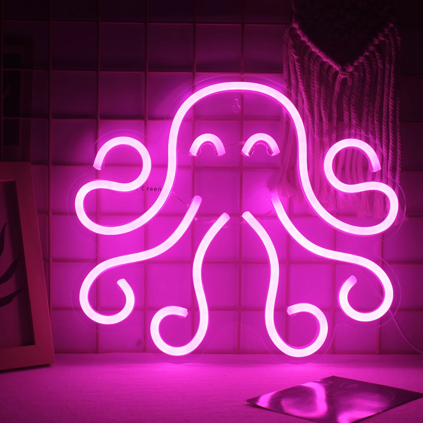 De afbeelding toont een levendig en kleurrijk LED-neonbord in de vorm van een octopus.