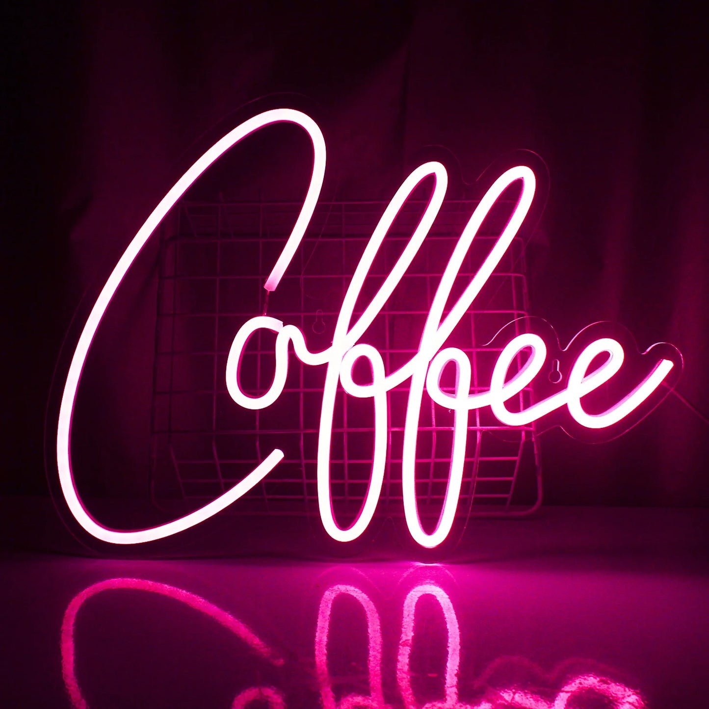 Op de afbeelding is een levendig LED-neonreclame te zien in de vorm van een dampende kop koffie.