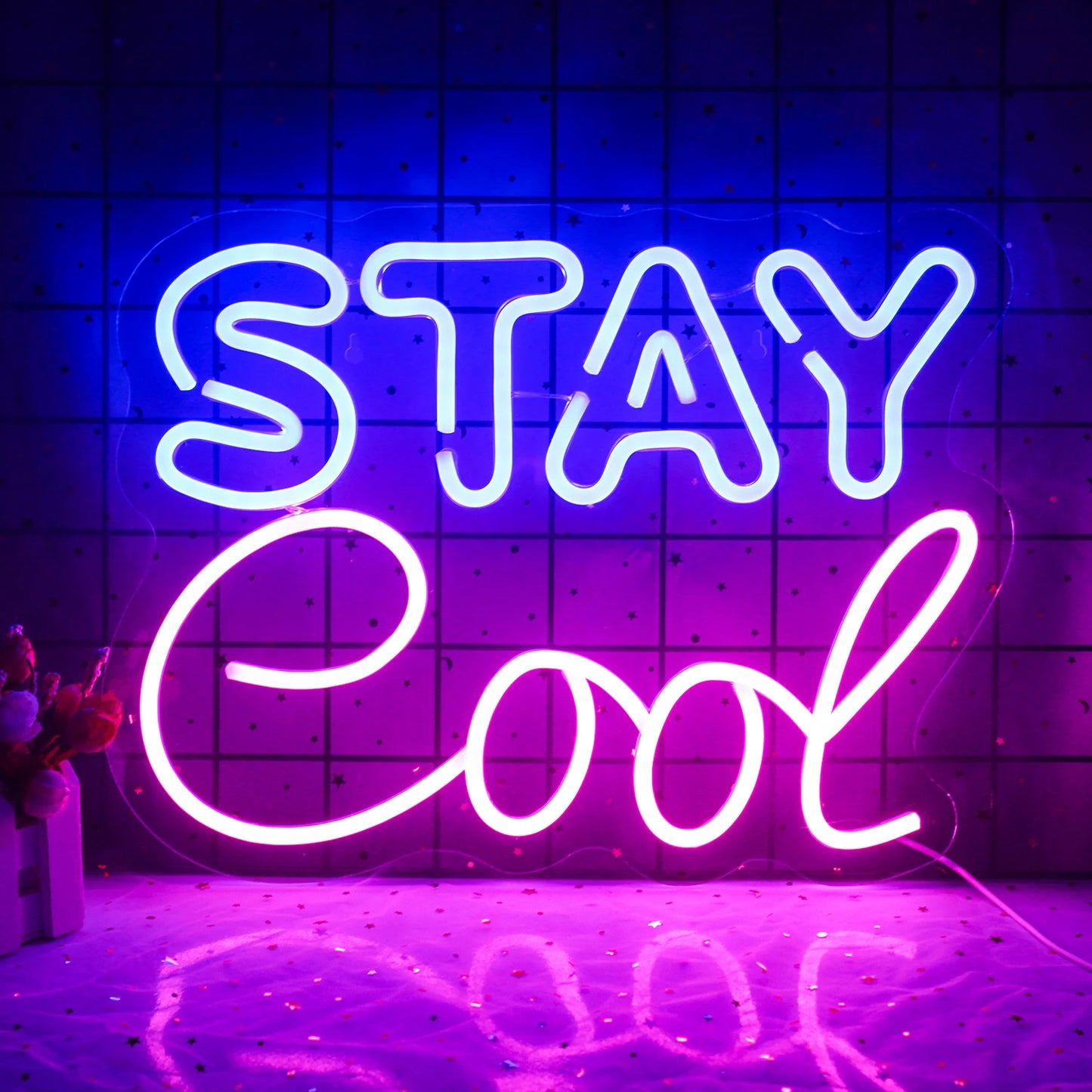 Er wordt een levendig "Stay Cool" LED-neonbord getoond, met opvallende, cursieve letters.