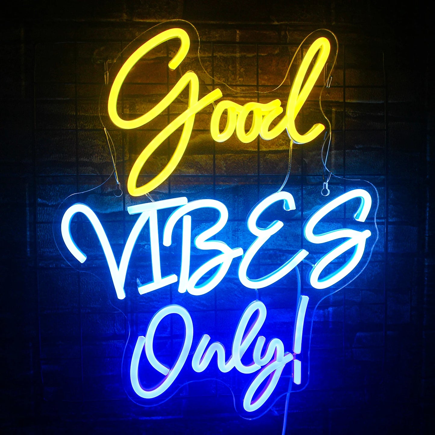 Op de afbeelding is een helder en levendig "Good Vibes Only" LED-neonbord te zien.
