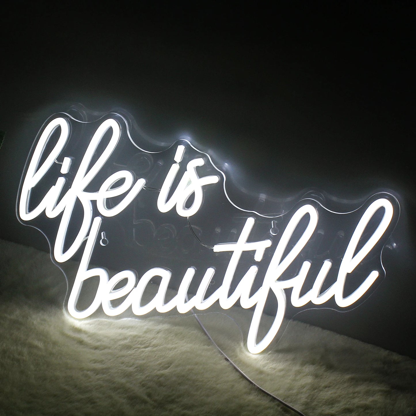Een levendig, handgemaakt LED-neonbord met de tekst "Life is Beautiful" in een elegant, vloeiend lettertype.