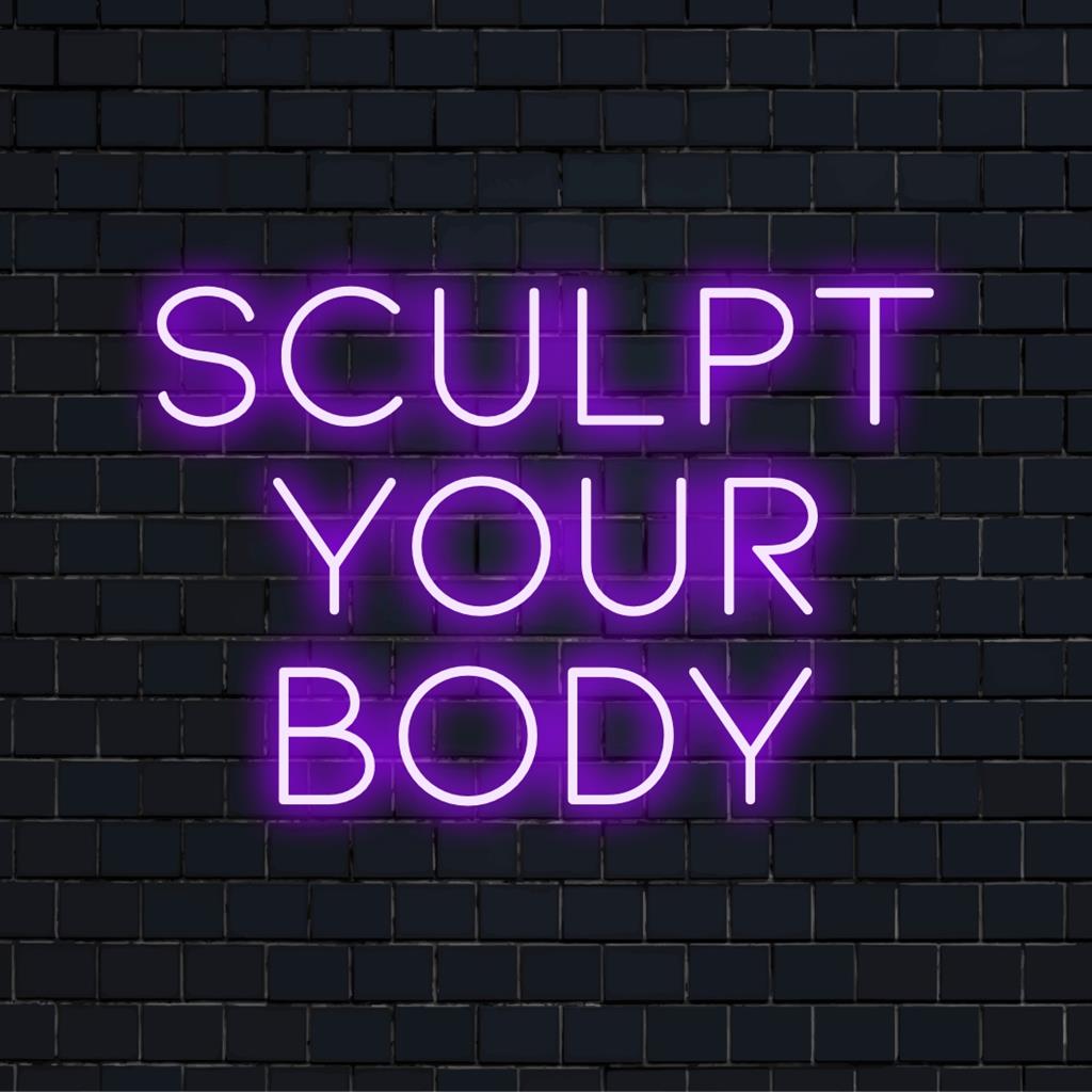 Speciaal LED-neonbord met de motiverende zin 'Sculpt Your Body' in levendige kleuren, inspirerend decor gericht op fitness.