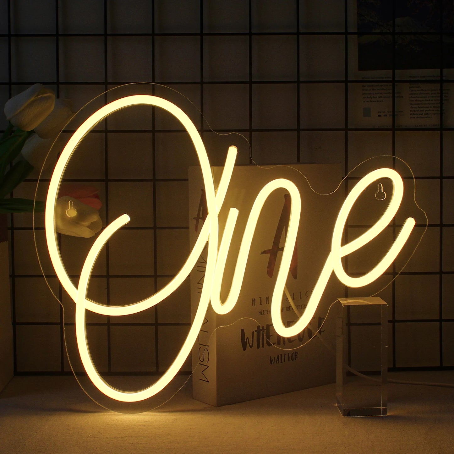 De afbeelding toont een levendig LED-neonbord met de tekst 'Good Vibes Only' in schuinschrift.