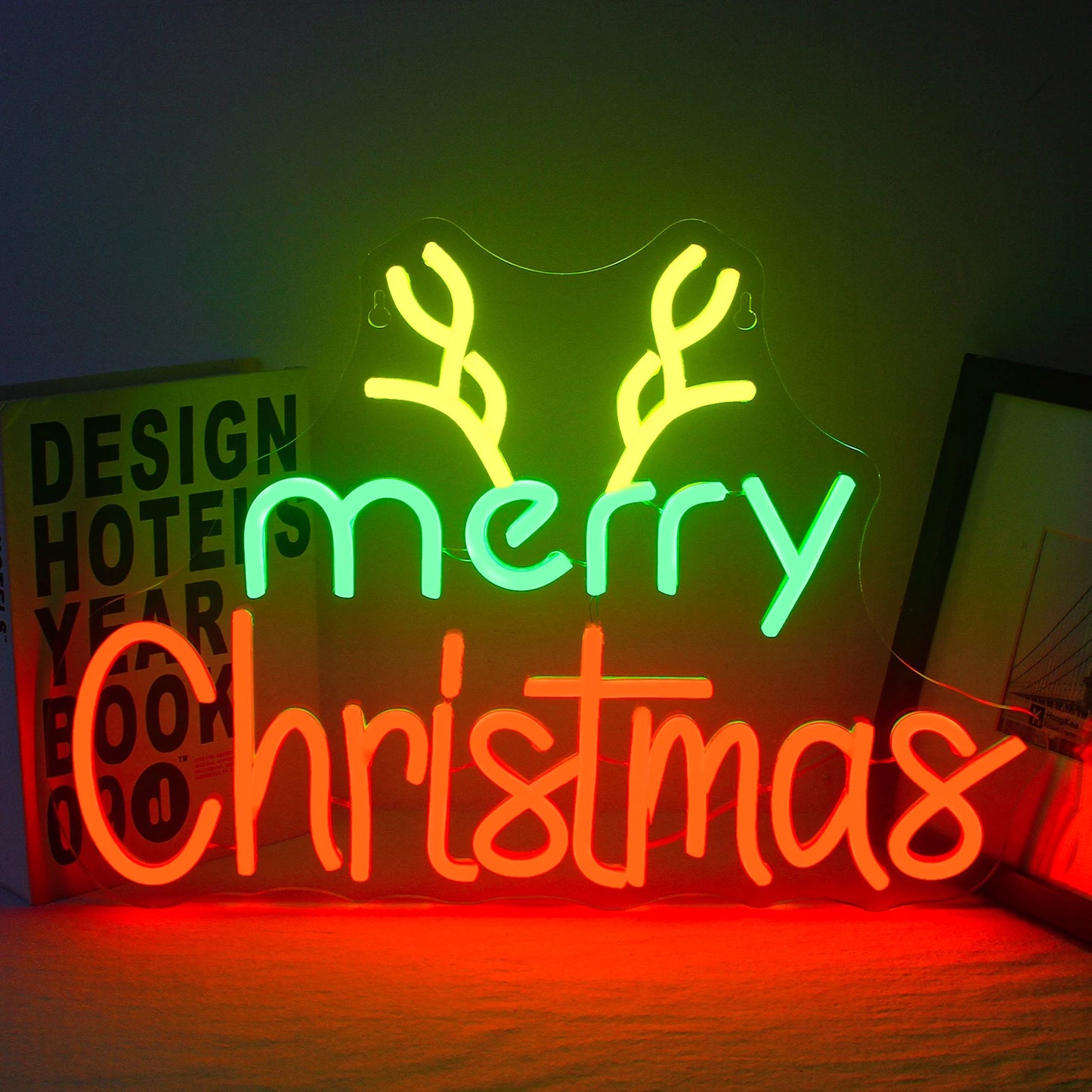 Op de afbeelding is een handgemaakt LED-neonbord te zien, waarop in een elegant, vloeiend lettertype de tekst "Merry Christmas" staat afgebeeld.