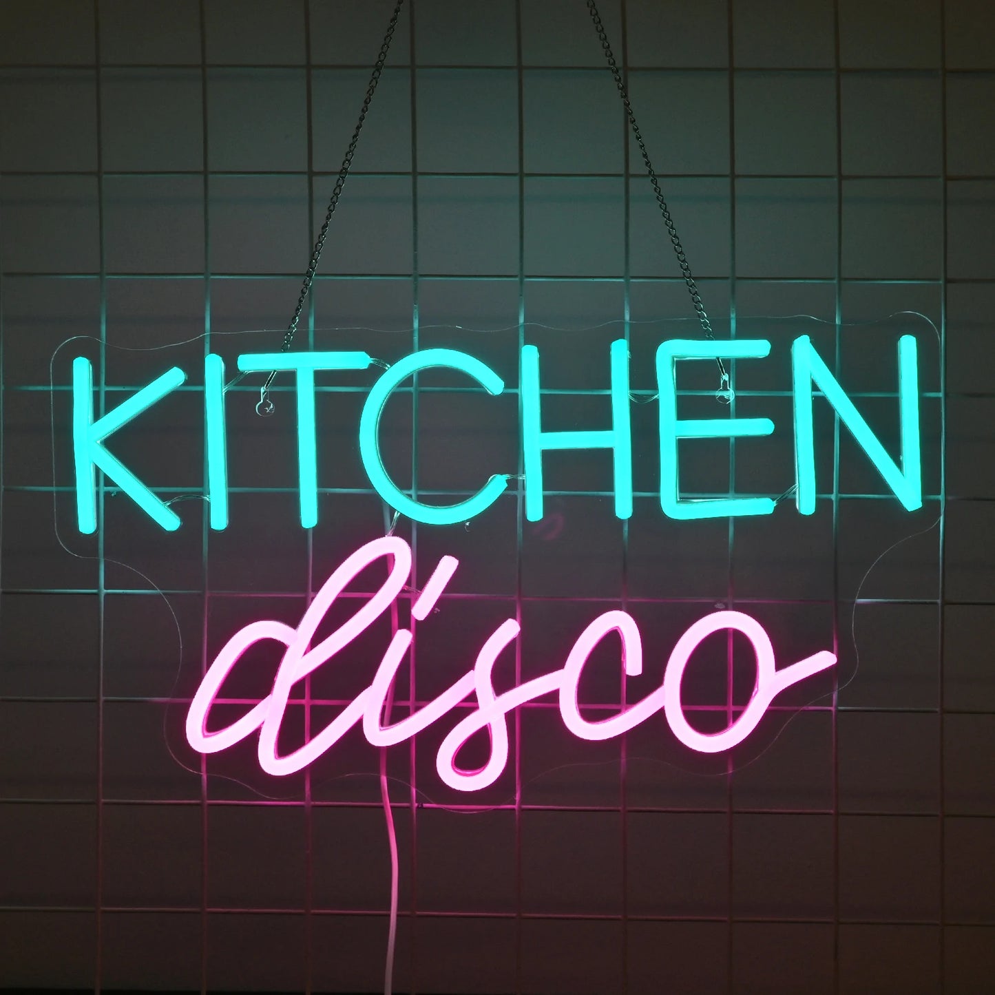 Op de afbeelding staat een opvallend led-neonbord met de tekst 'Kitchen Disco' in speelse, cursieve letters.