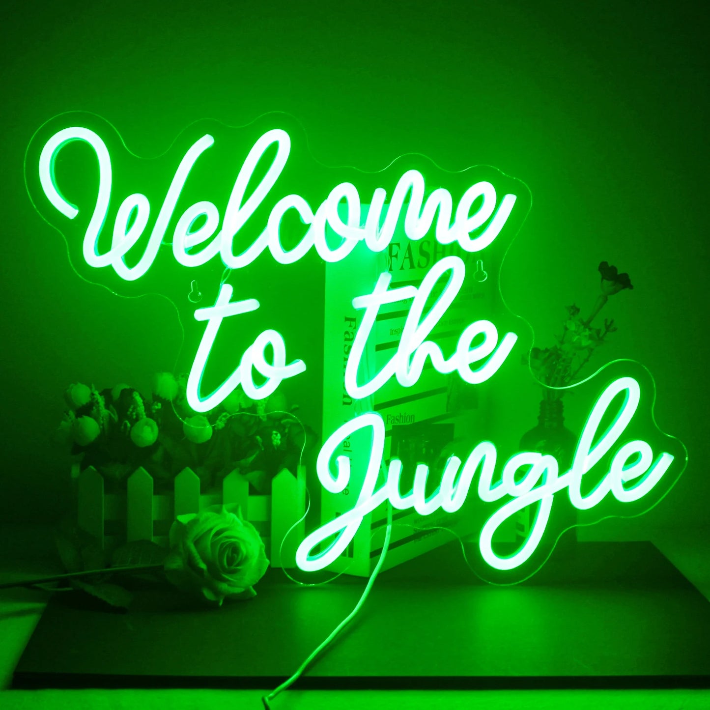 Een levendig LED-neonbord met de tekst "Welcome To The Jungle" in een opvallend, speels lettertype.