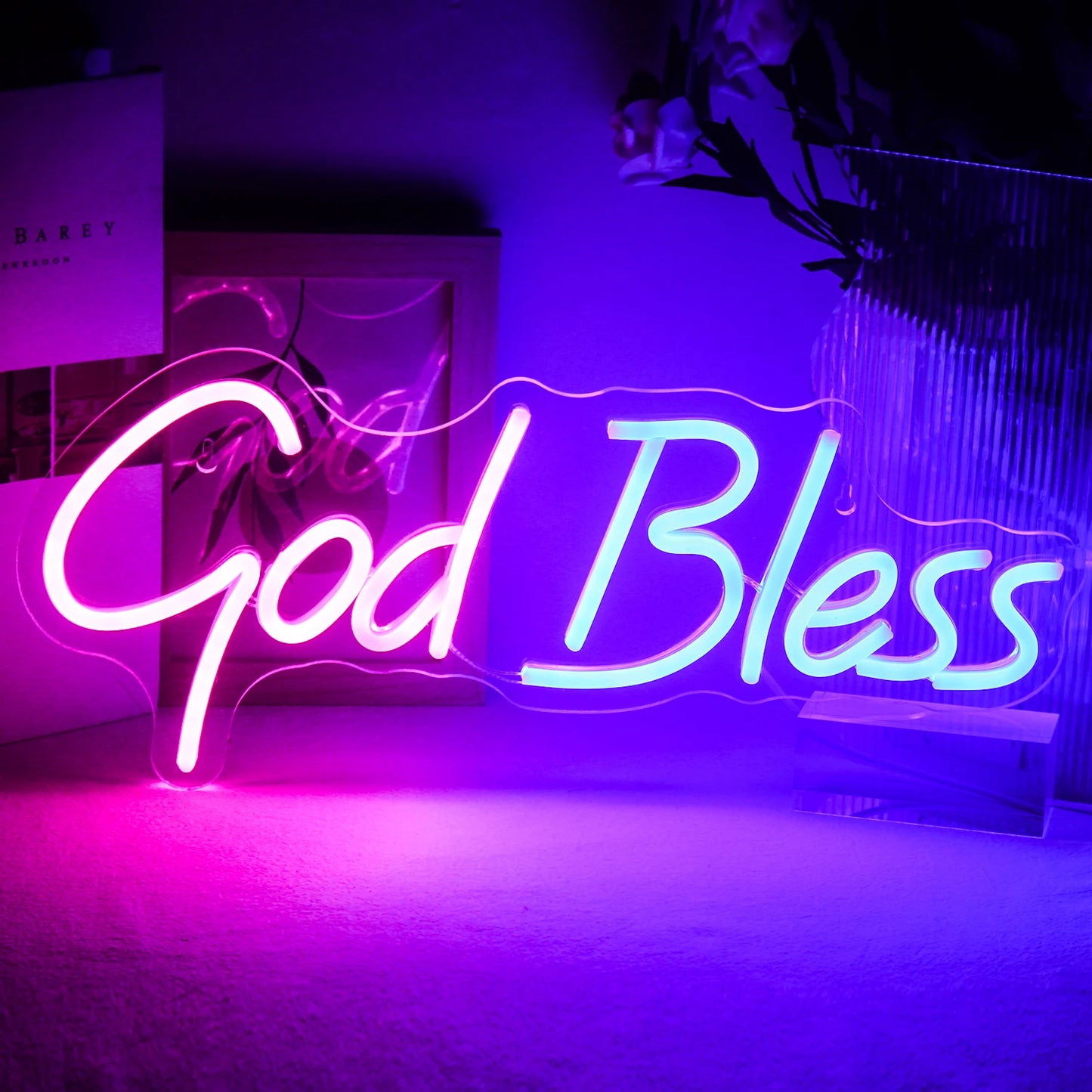 De afbeelding toont een LED-neonbord met de tekst "God Bless", elegant uitgevoerd in handschriftstijl.