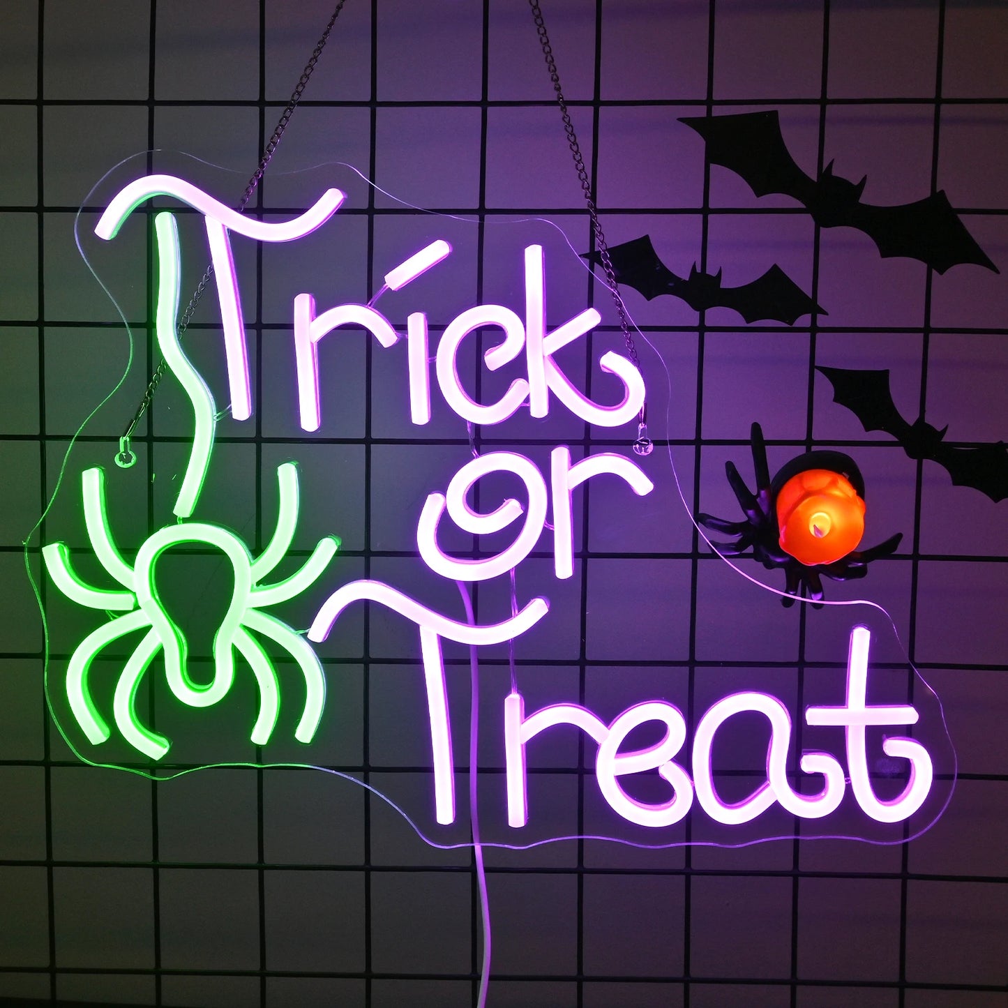 Op de afbeelding is een levendig "Trick Or Treat" LED-neonbord te zien, uitgevoerd in speelse, opvallende lettertypen.