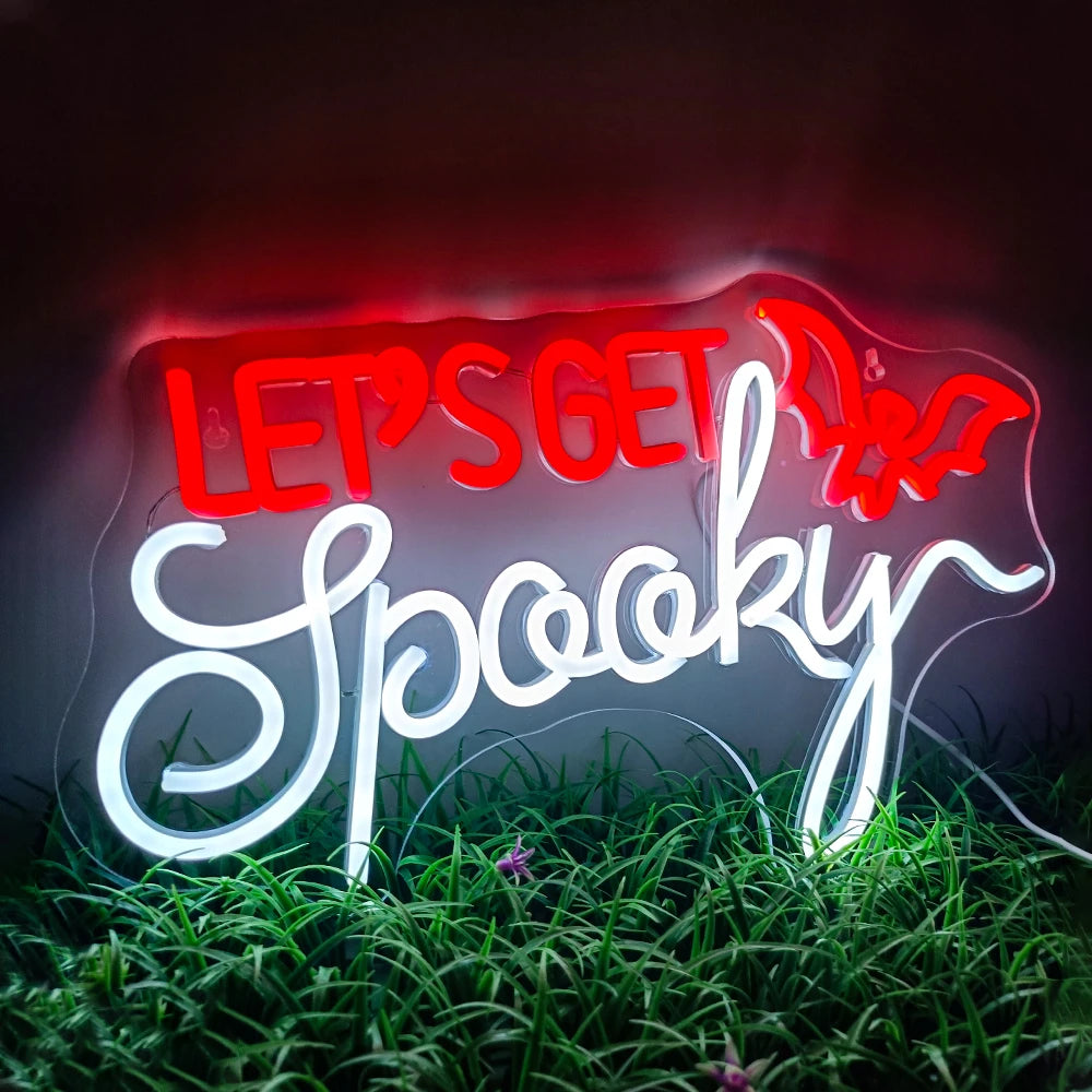 Op de afbeelding staat een opvallend LED-neonbord met de tekst "Let's Get Spooky" in een opvallend, eigenzinnig lettertype.