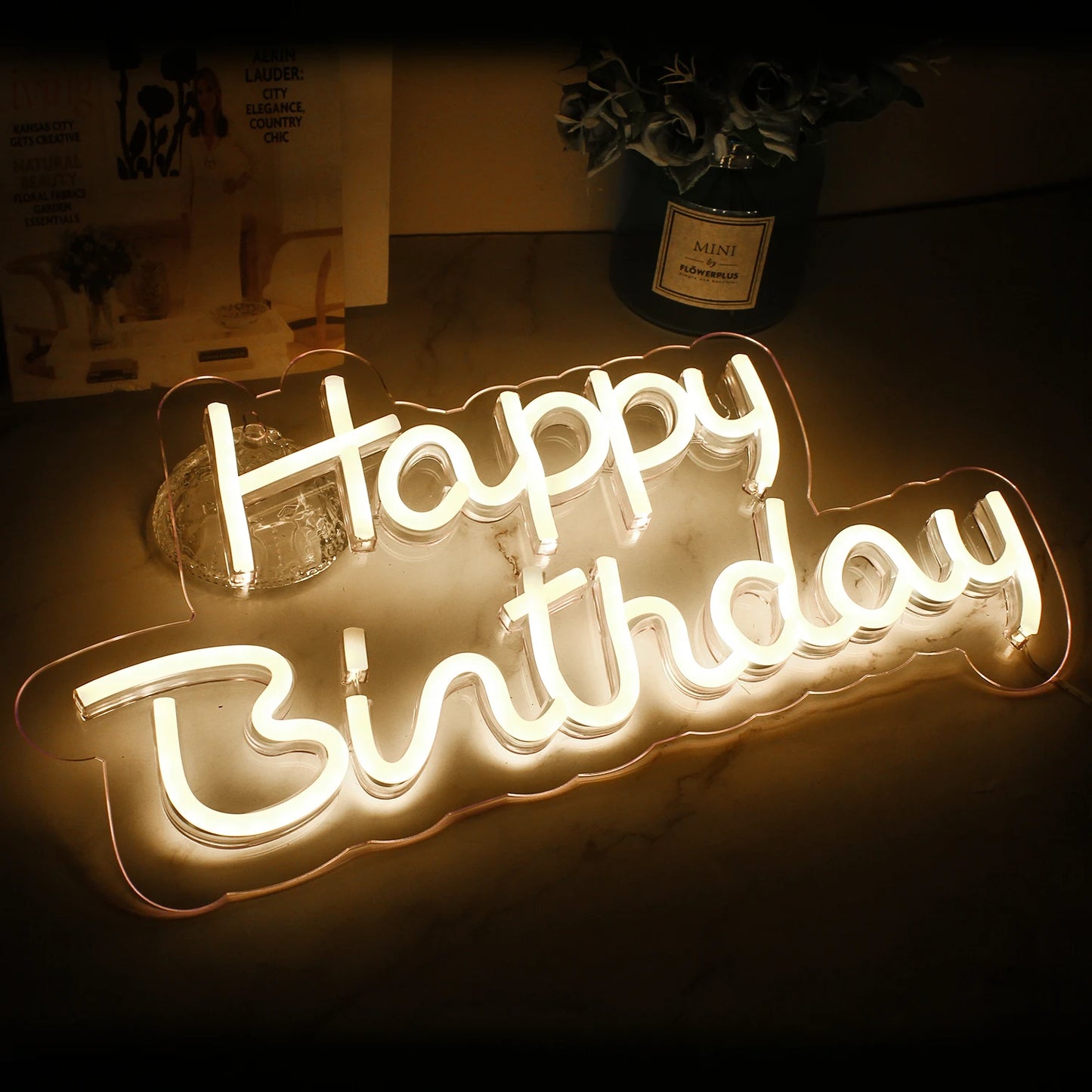 Een levendig "Happy Birthday" LED-neonbord met heldere, veelkleurige letters in een speels scriptlettertype.