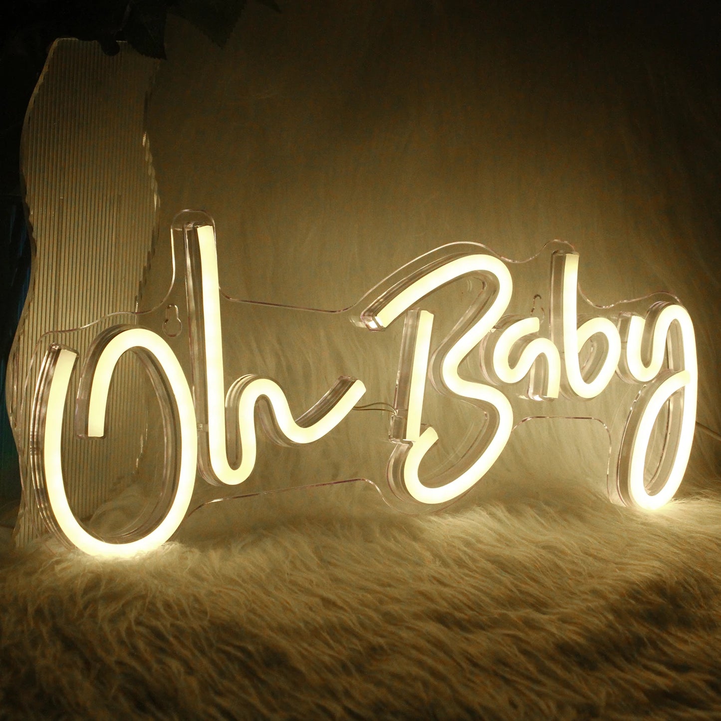 Een levendig "Oh Baby" LED-neonbord met elegante, cursieve letters.