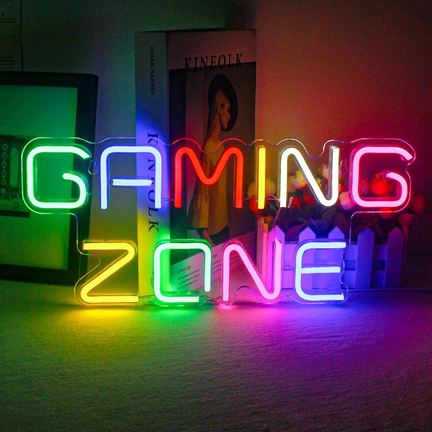 Op de afbeelding is een opvallend led-neonbord te zien met de tekst 'Gaming Zone'.
