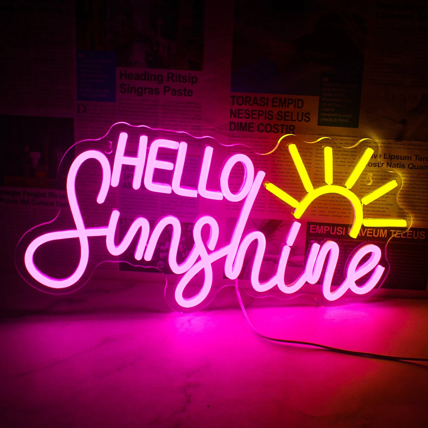 De afbeelding toont een levendig, handgemaakt LED-neonbord met de tekst "Hello Sunshine".