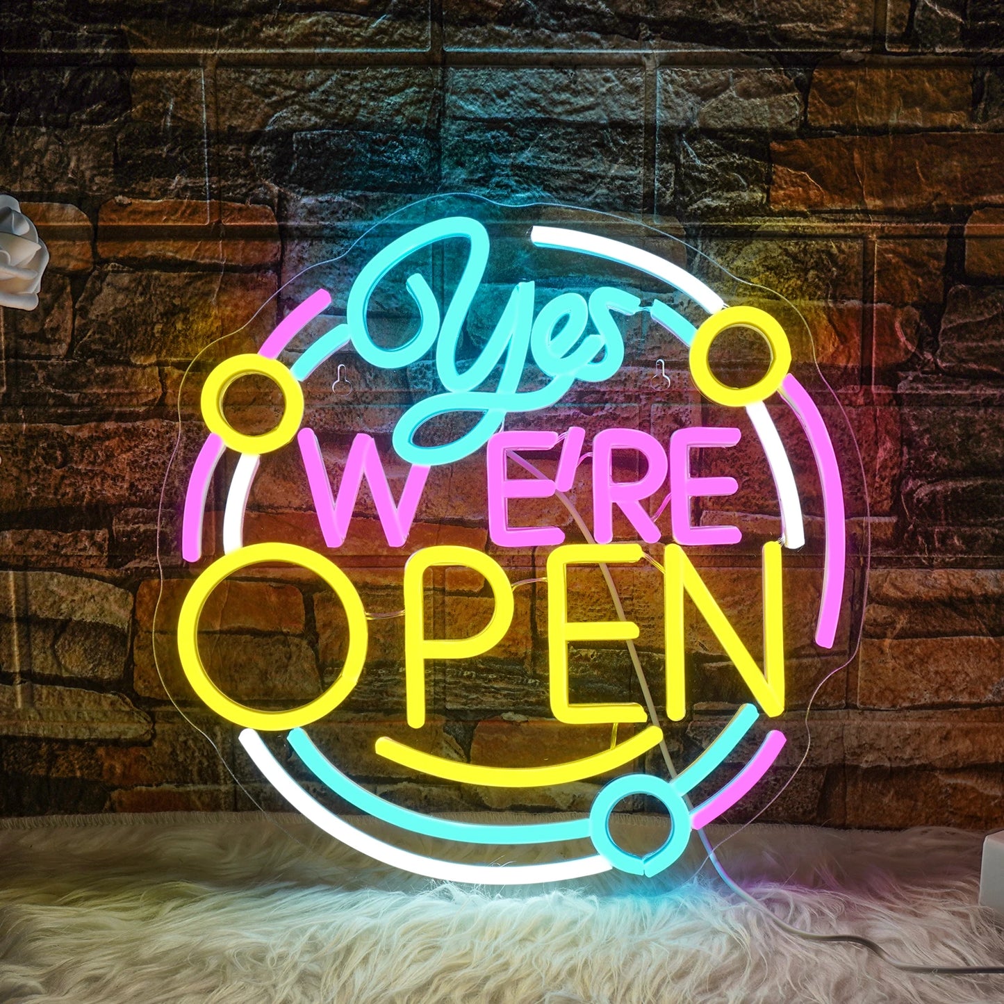 Op de afbeelding is een opvallend LED-neonbord te zien met de tekst: "Yes We are Open".