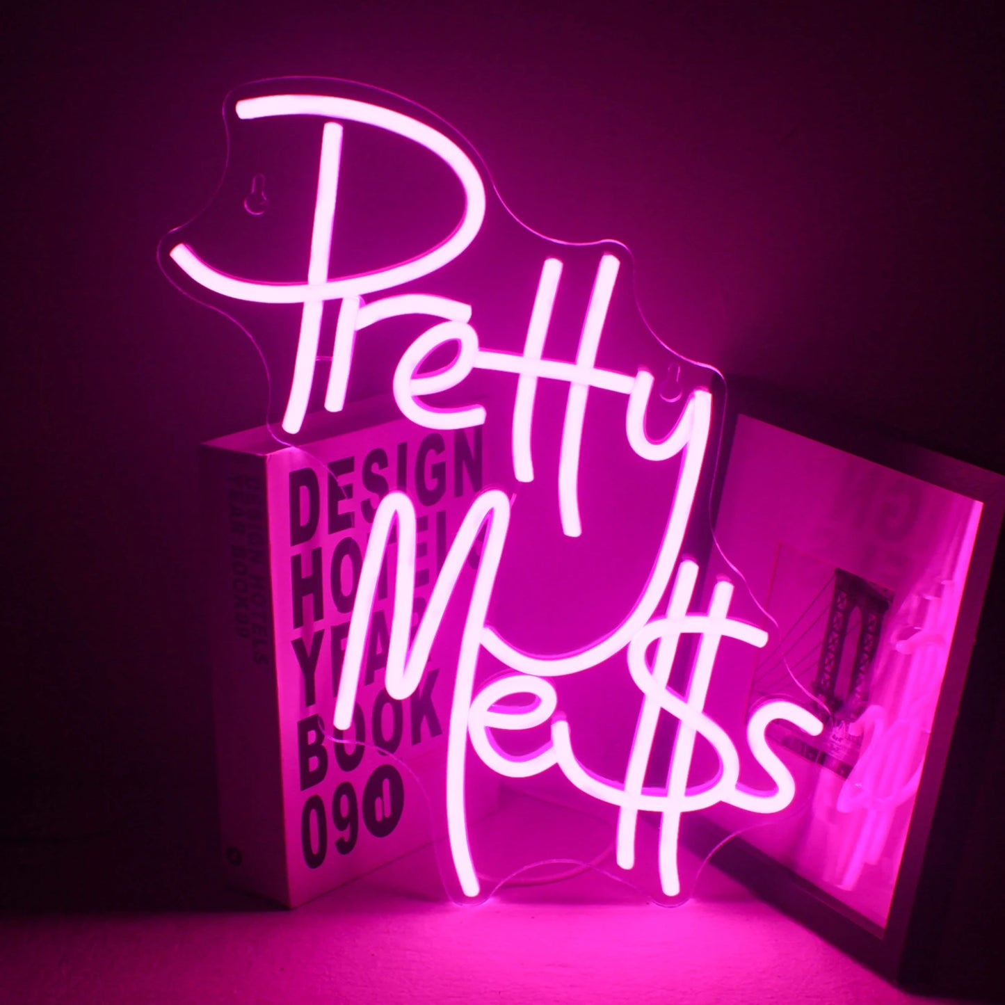 De afbeelding toont een levendig, handgemaakt LED-neonbord met de tekst "Pretty Mess" in een elegant, cursief lettertype.
