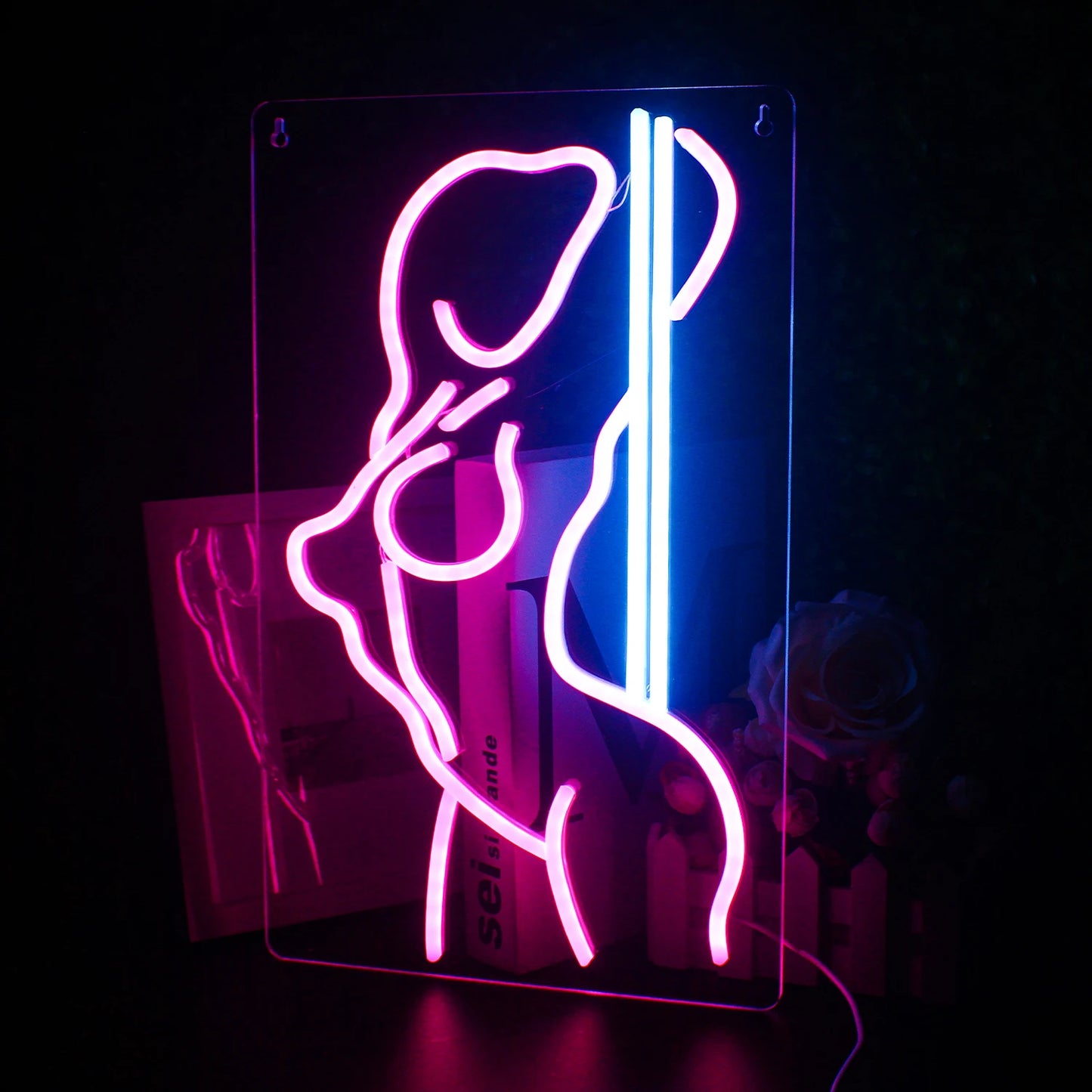 Op deze afbeelding ziet u een levendig LED-neonbord waarop in vette, cursieve letters de tekst "Sexy Girls" staat.