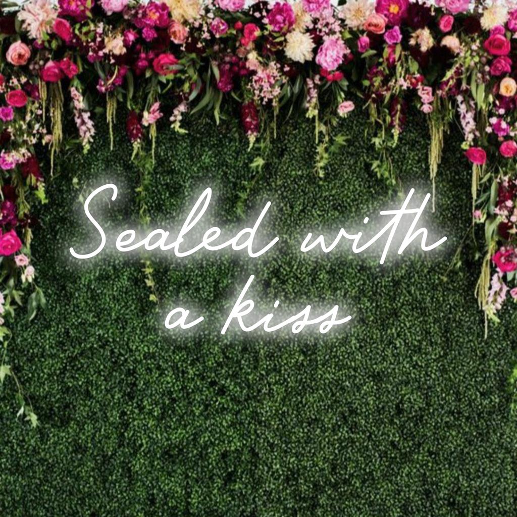 Stijlvol Sealed With A Kiss LED-neonbord; perfect voor levendige wandkunst of een gepersonaliseerd decoratiestuk.