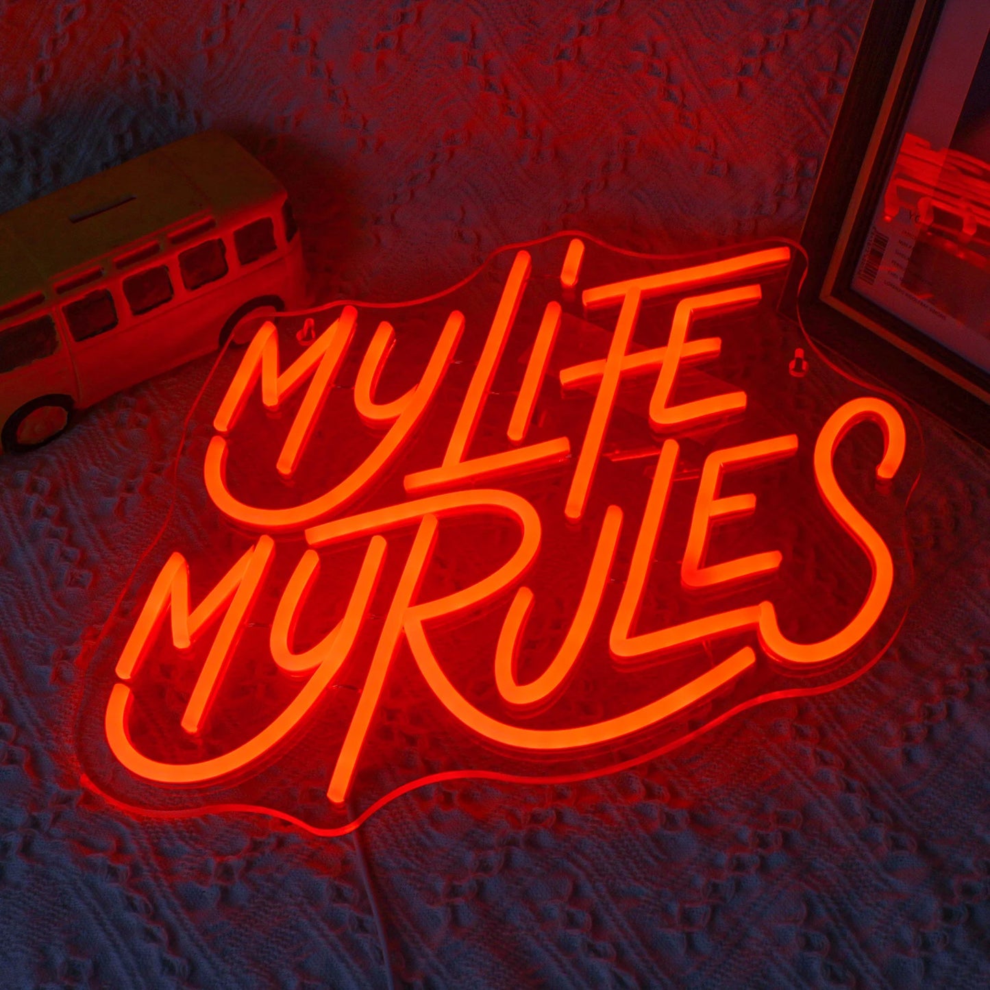 Een levendig LED-neonbord met de tekst "My Life My Rules" in een levendig, cursief lettertype.