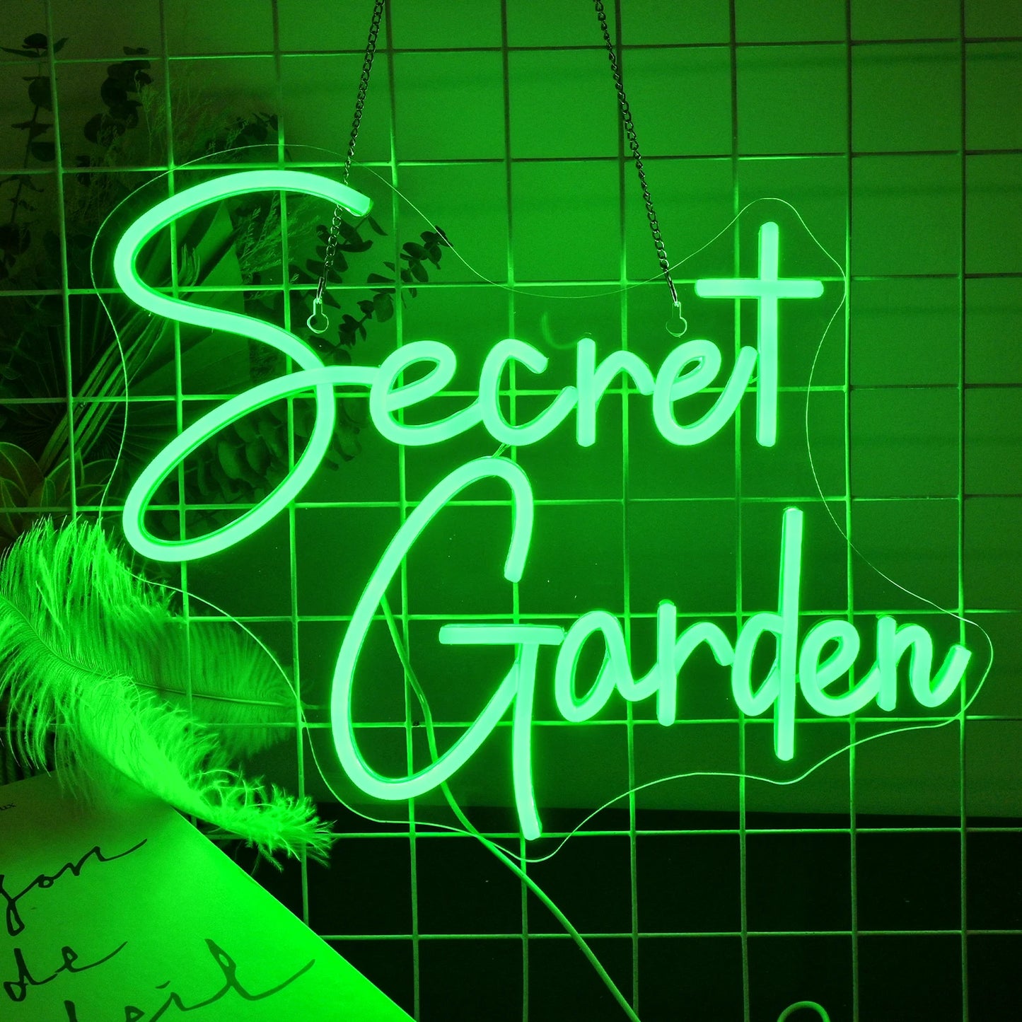 Een levendig LED-neonbord met de tekst "Secret Garden" in elegante, cursieve letters.