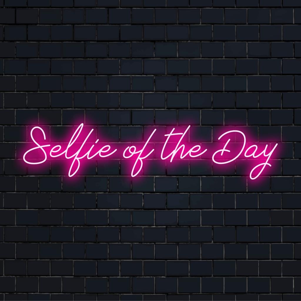 Levendig LED-neonbord met de tekst 'Selfie van de dag', ideaal om elke ruimte een modern en persoonlijk tintje te geven.