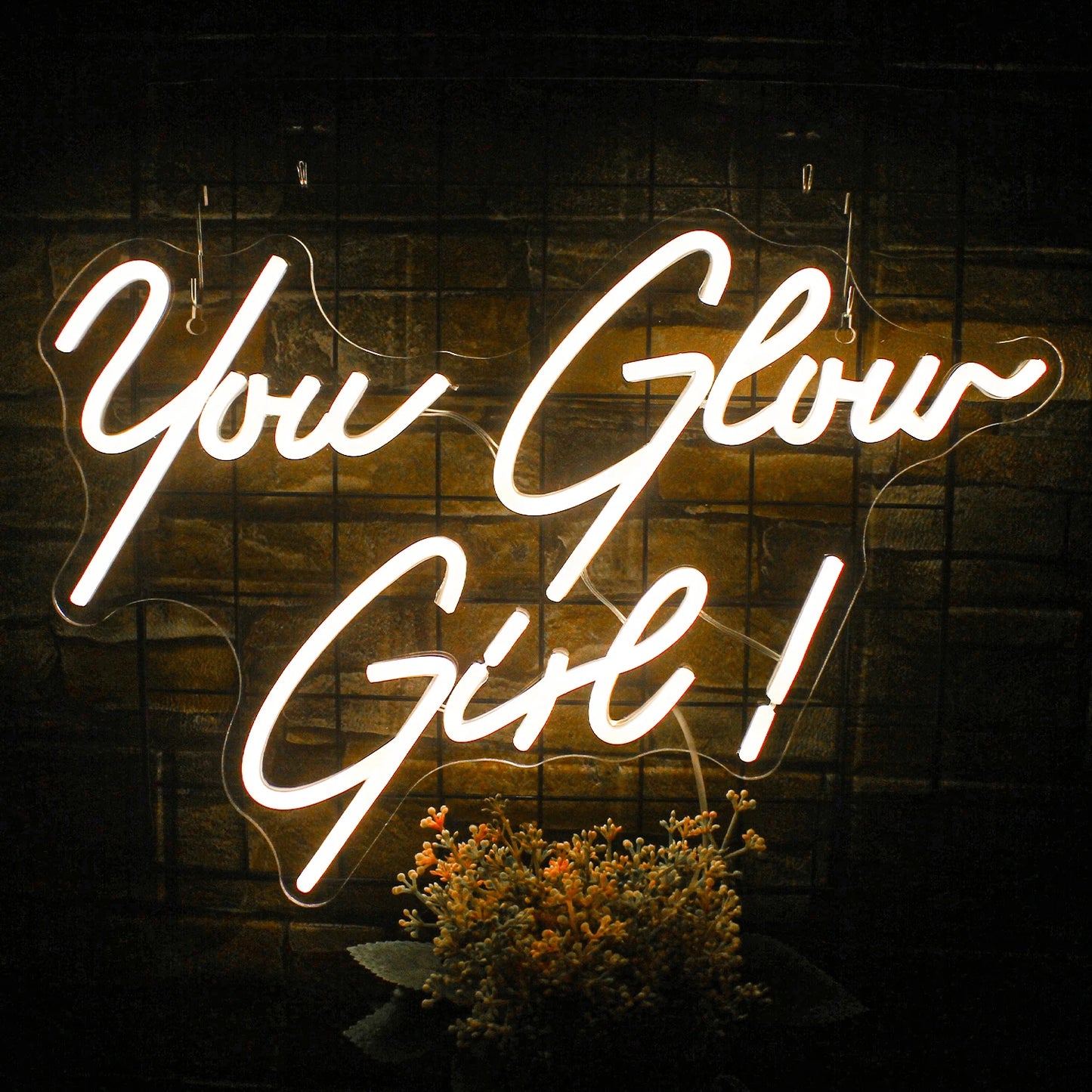 Op de afbeelding staat een levendig "You Glow Girl" LED-neonbord.