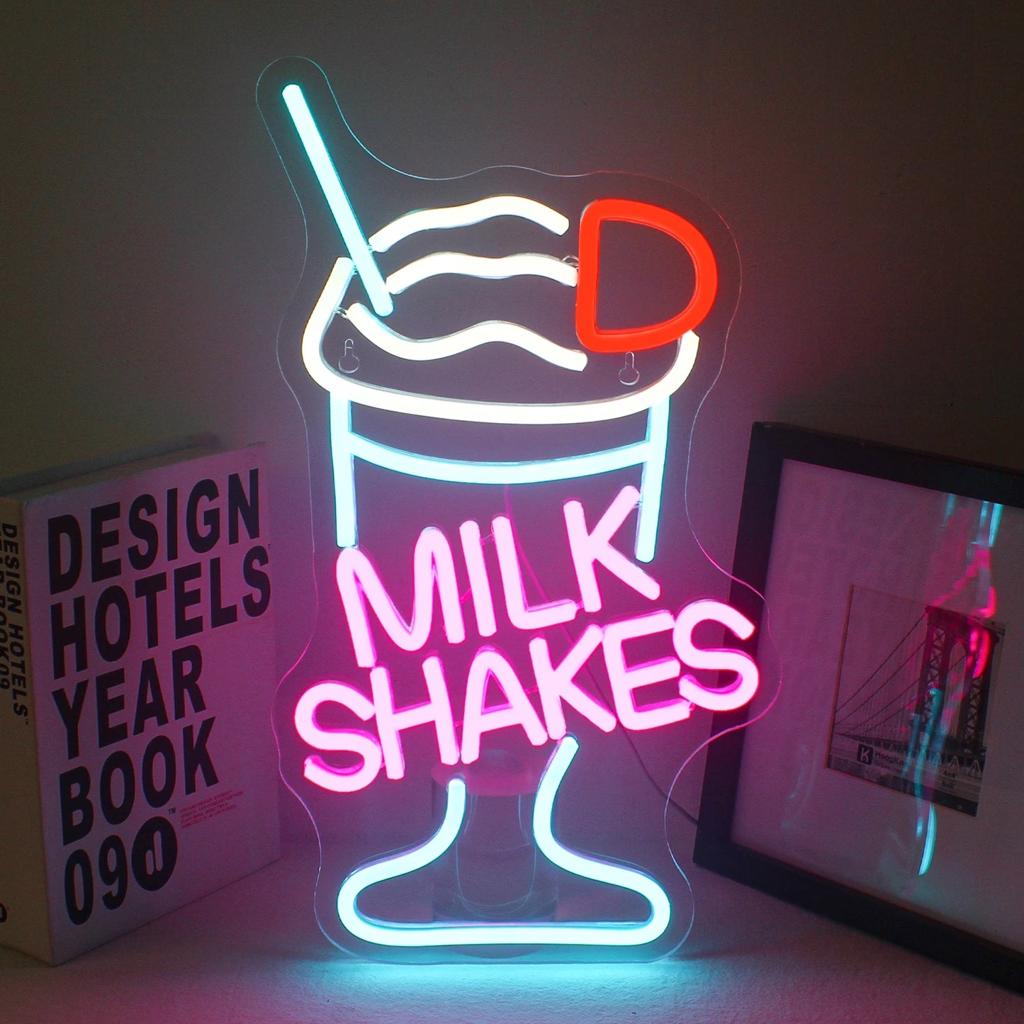 Op de afbeelding staat een opvallend LED-neonreclamebord in de vorm van een milkshake.