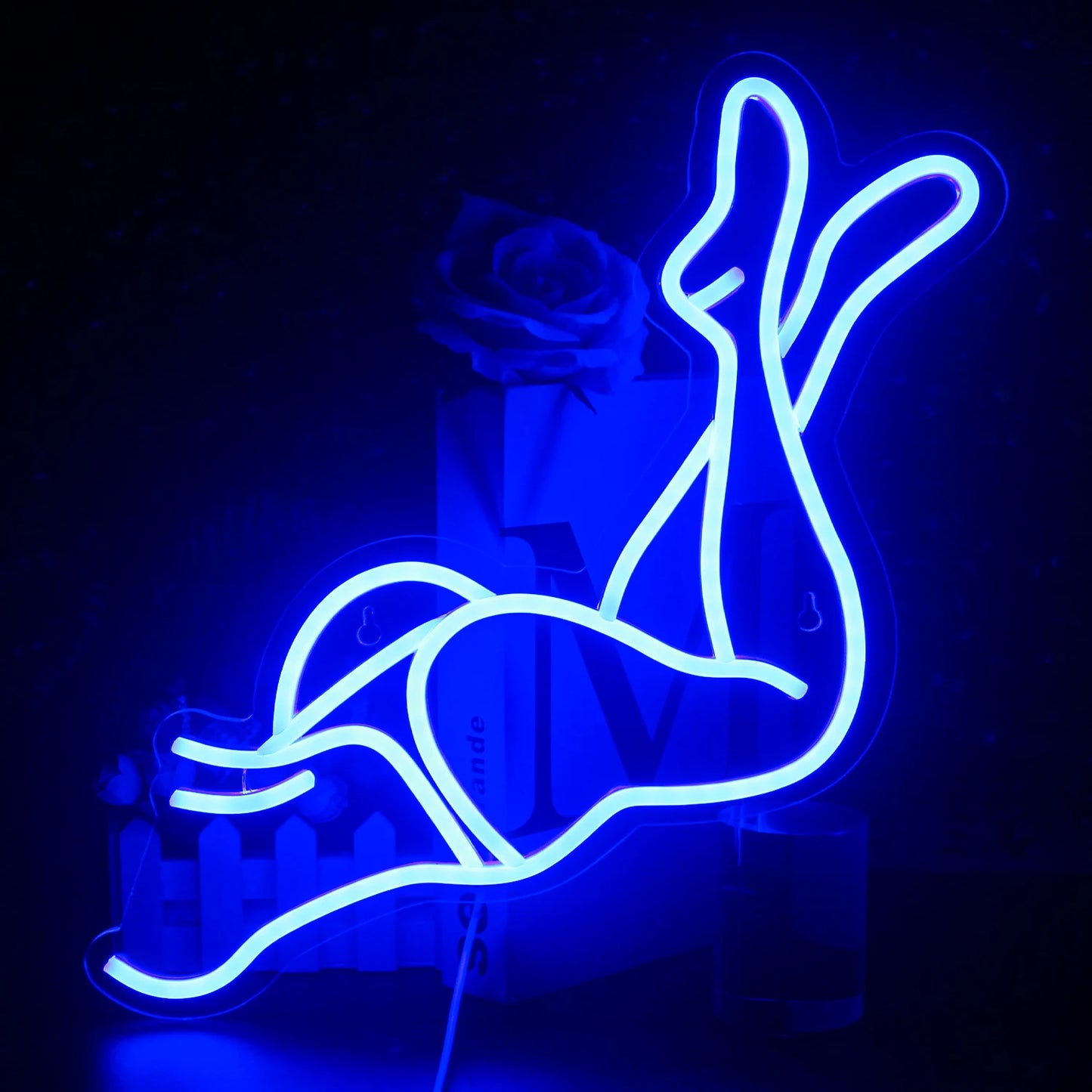 Een levendig LED-neonbord met een gestileerde afbeelding van een paar sexy vrouwenbenen.