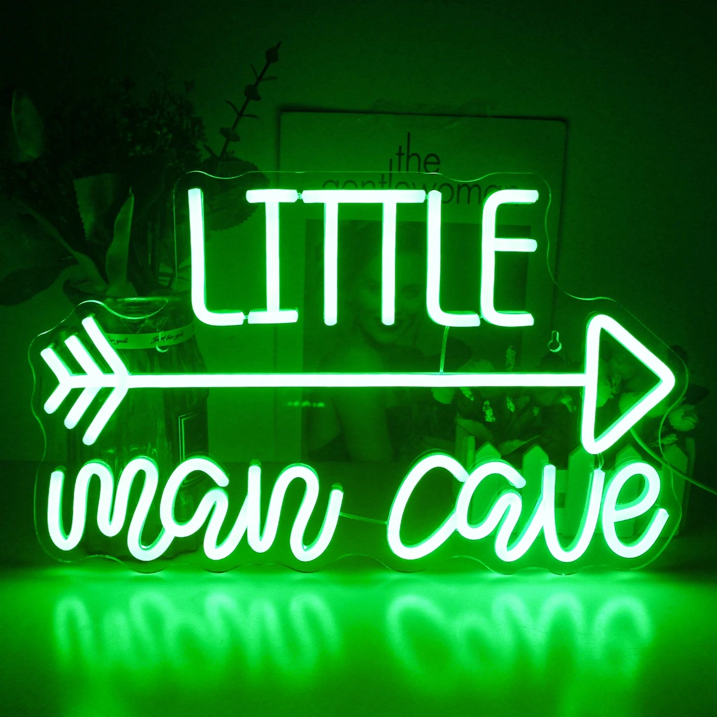 Op de afbeelding is een opvallend led-neonbord te zien met de tekst "Man Cave" in opvallende, kleurrijke letters.