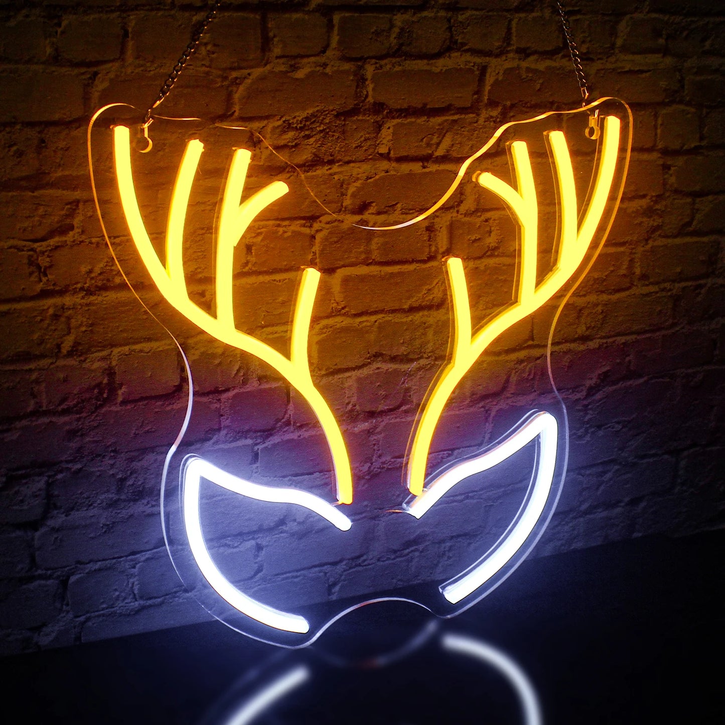 Op de afbeelding staat een levendig LED-neonbord met de tekst "Merry Christmas".