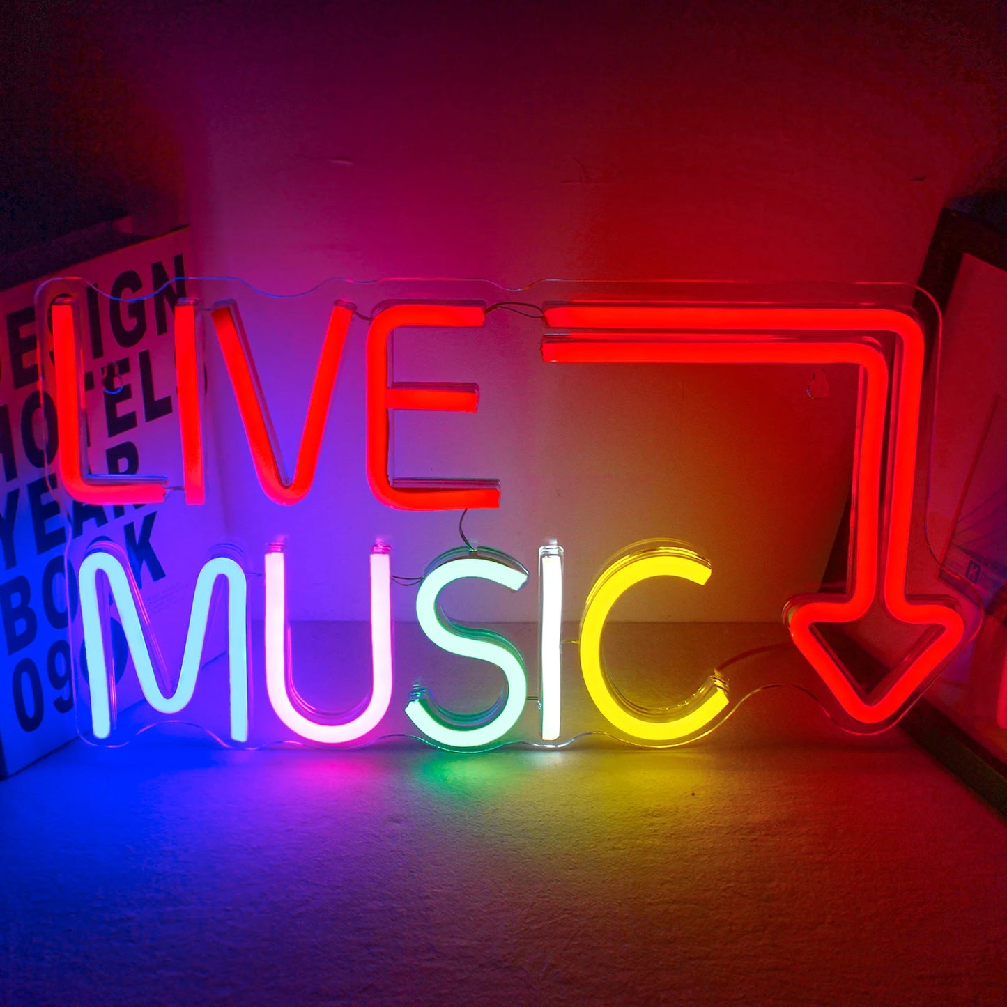 De afbeelding toont een levendig LED-neonbord met de tekst "Live Music" in opvallende, cursieve letters.