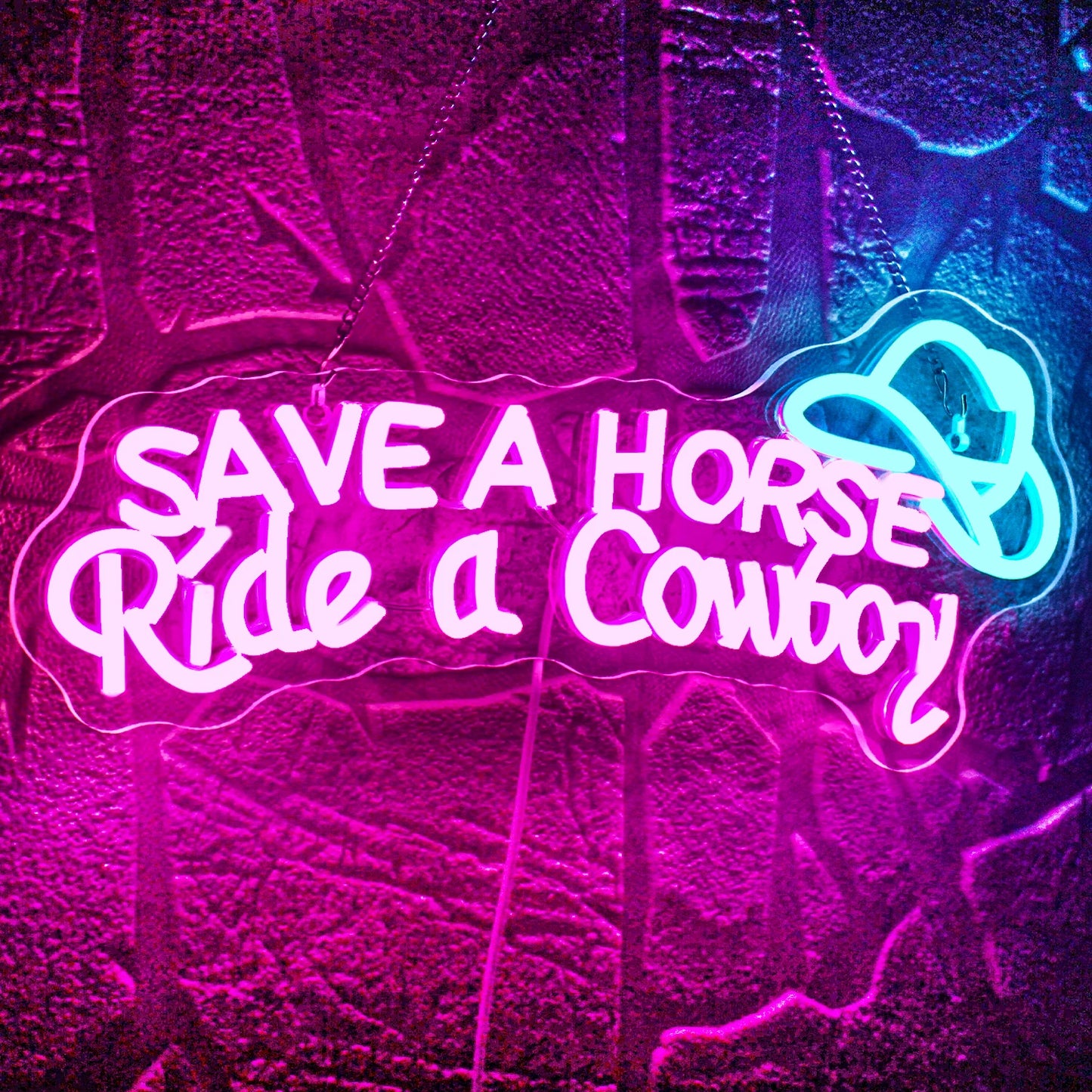 Op de afbeelding is een opvallend led-neonbord te zien met de tekst "Save A Horse Ride a Cowboy" in een vrolijke, speelse stijl.