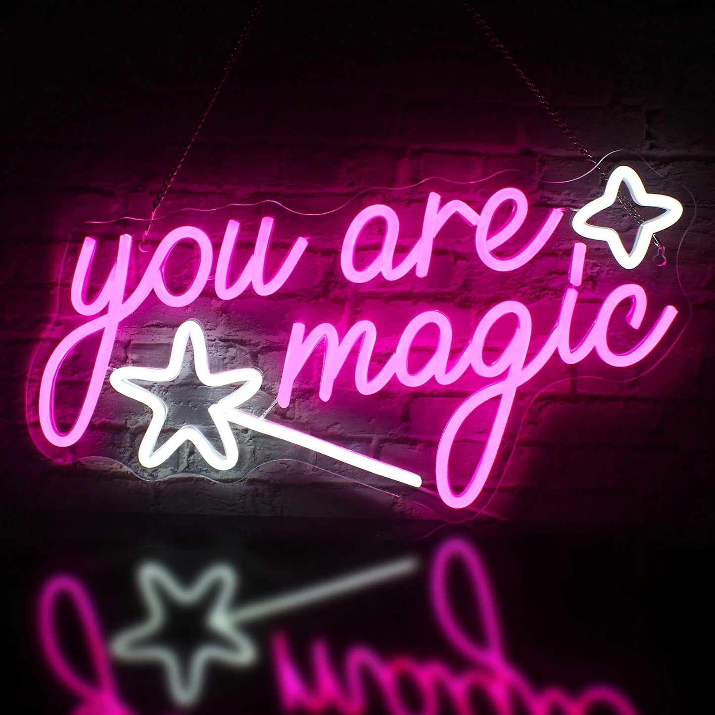 Op de afbeelding is een levendig led-neonbord te zien met de tekst "You Are Magic" in vloeiende, cursieve letters.