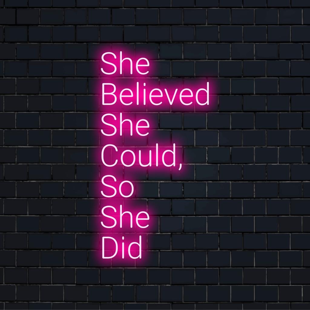 Een op maat gemaakt LED-neonbord met de quote She Believed She Could So She Did, een motiverend stuk voor een inspirerende decoratie.