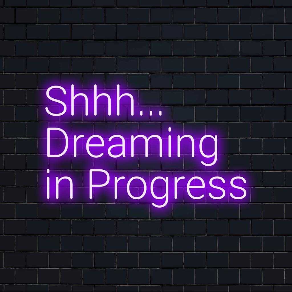 Op maat gemaakt LED-neonbord met de tekst Shhh... Dreaming In Progress, perfect voor unieke neonverlichting in elke ruimte.
