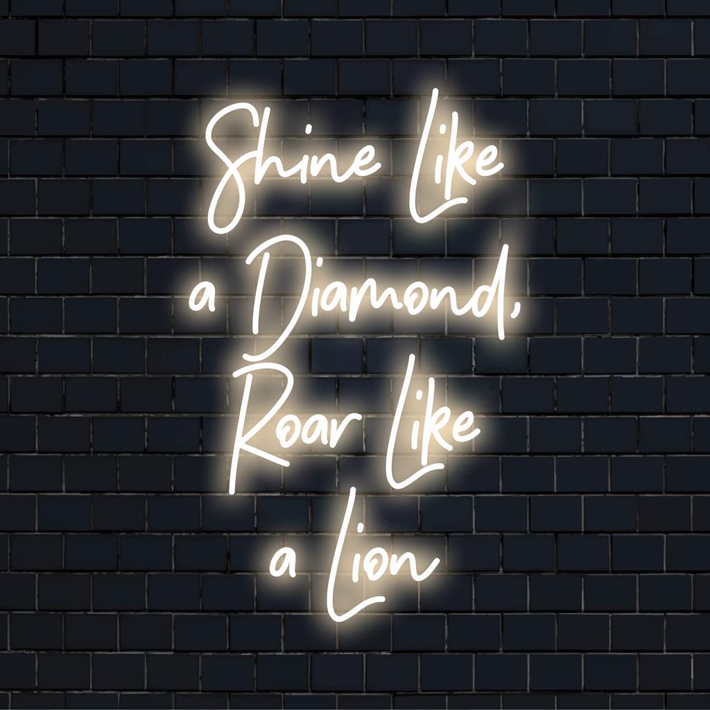 Op maat gemaakt LED-neonbord met het Shine Like A Diamond- en Roar Like A Lion-ontwerp, het perfecte neonmuurkunstwerk voor een gepersonaliseerde decoratie.