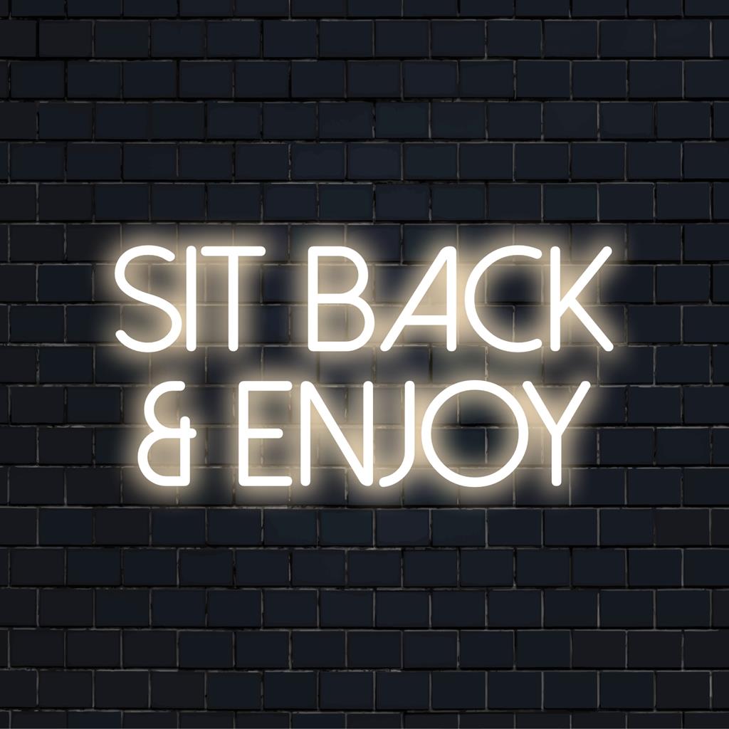 Op maat gemaakt LED-neonbord met de tekst Sit Back And Enjoy in felle kleuren, perfect voor het verbeteren van ontspanningsruimtes en loungeplekken.