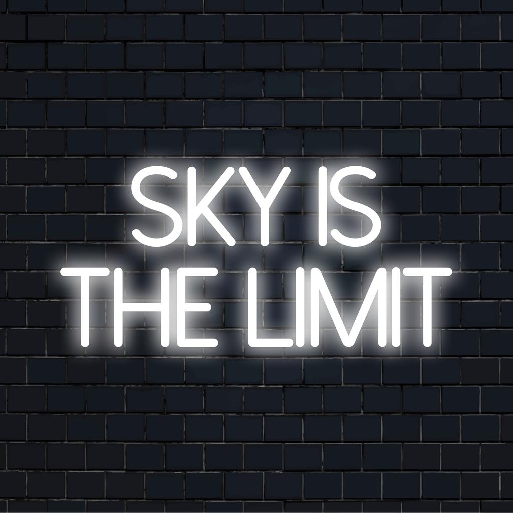 Levendig LED-neonbord met de tekst 'Sky Is The Limit', perfect als inspirerende neoncitaatkunst voor gepersonaliseerde wanddecoratie.