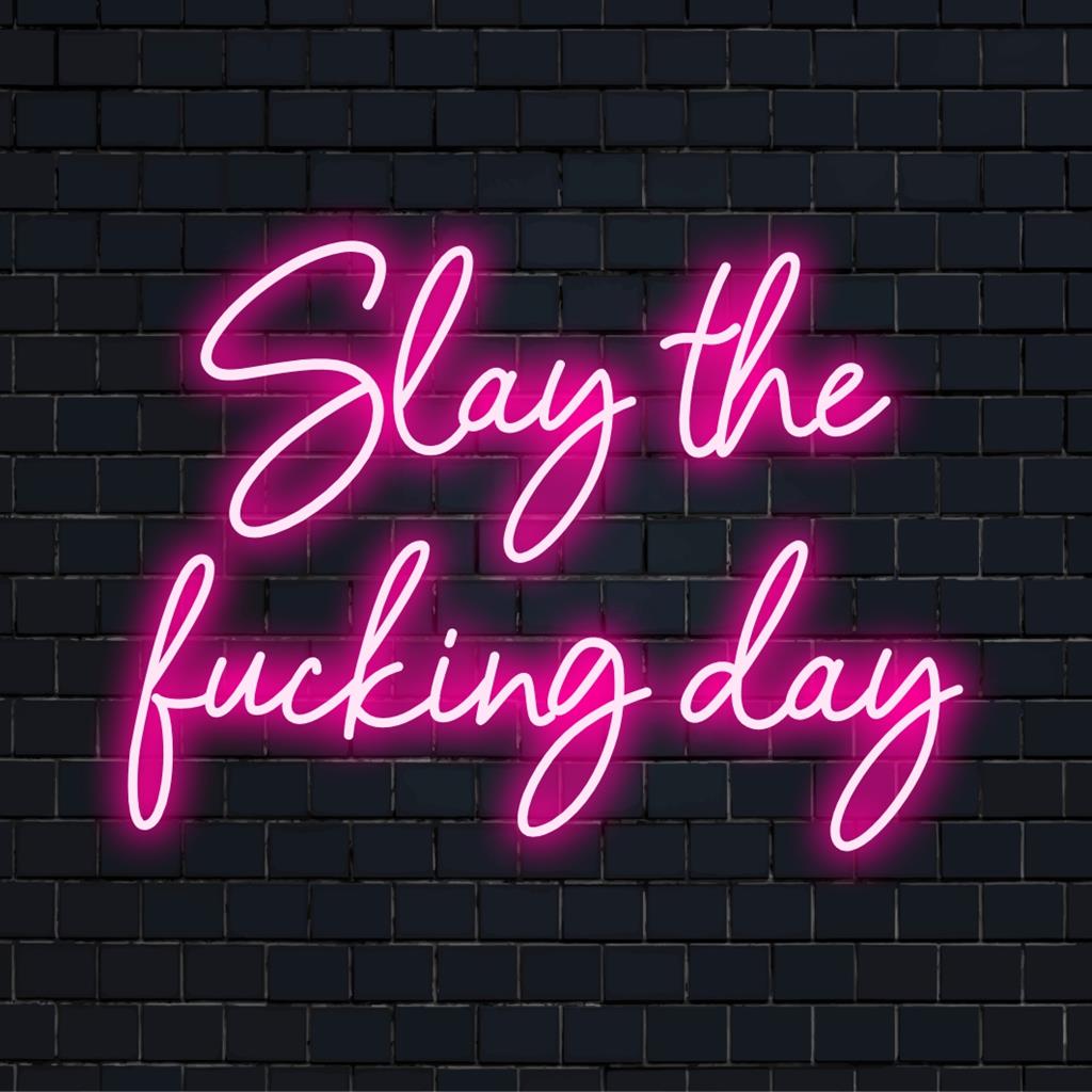Een op maat gemaakt LED-neonbord met de motiverende tekst Slay The Fucking Day, dat uw ruimte verlicht met levendig licht.